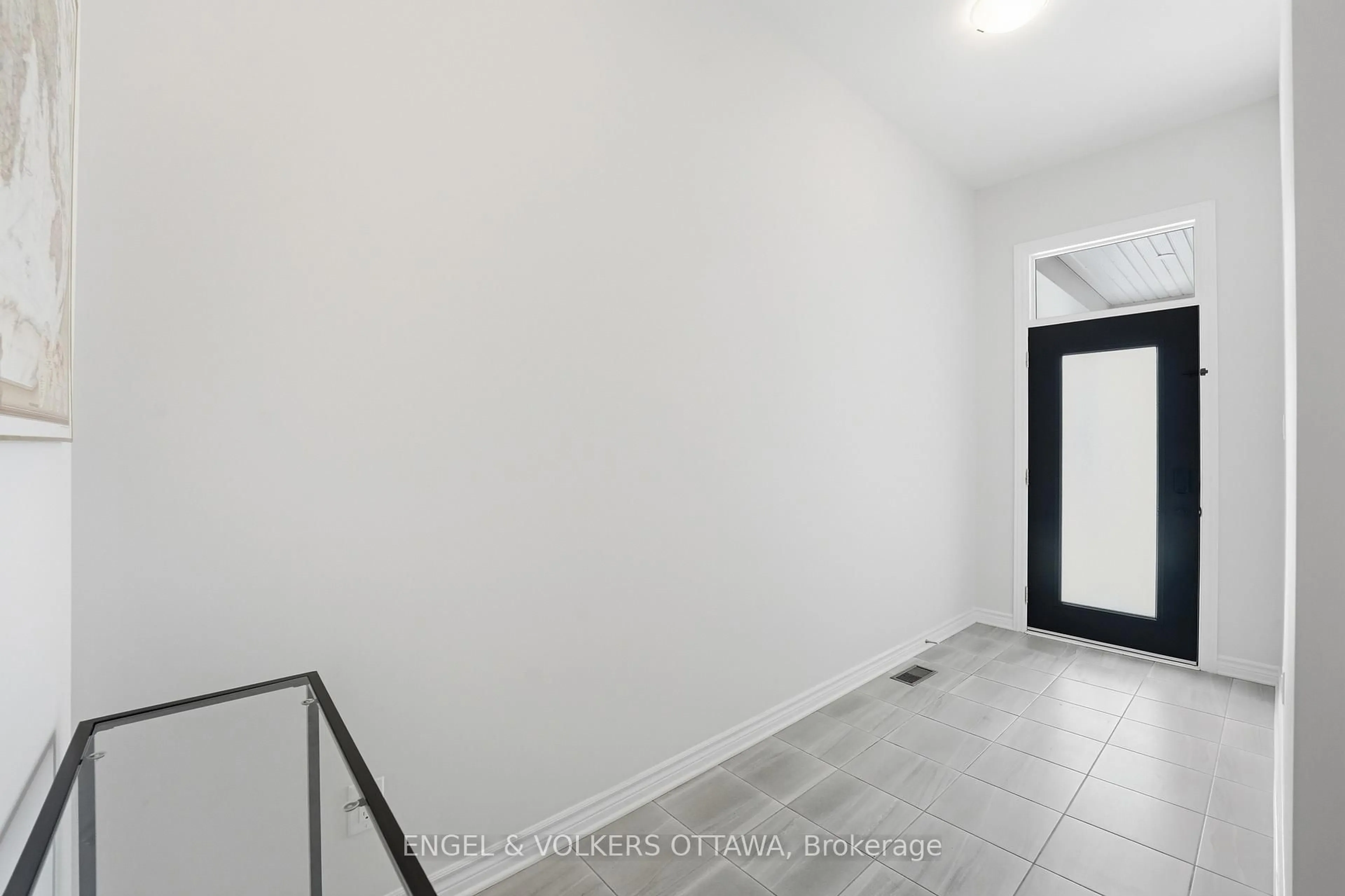 Indoor foyer for 306 Oakmont Dr, North Grenville Ontario K0G 1J0
