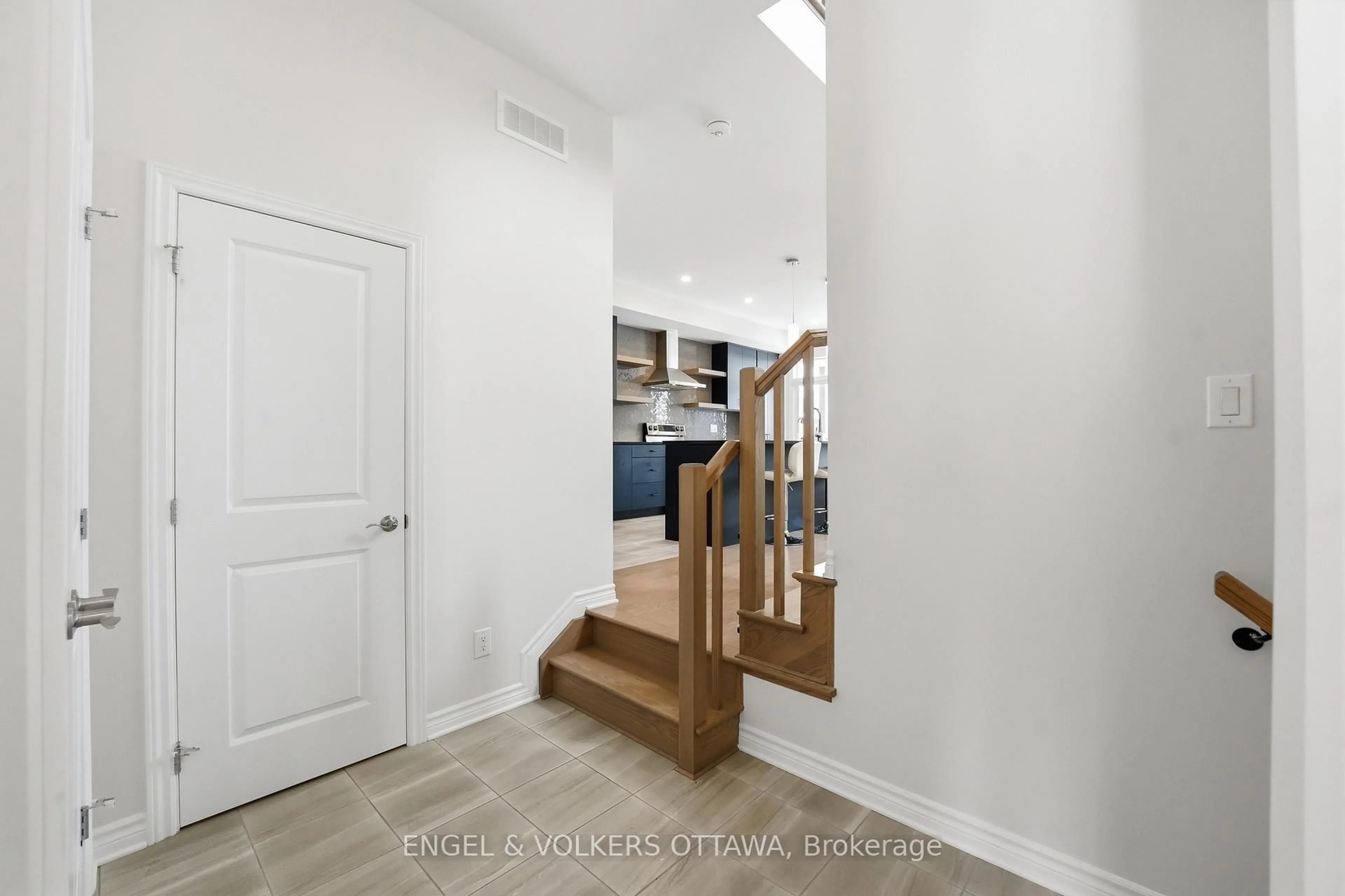 Indoor entryway for 306 Oakmont Dr, North Grenville Ontario K0G 1J0