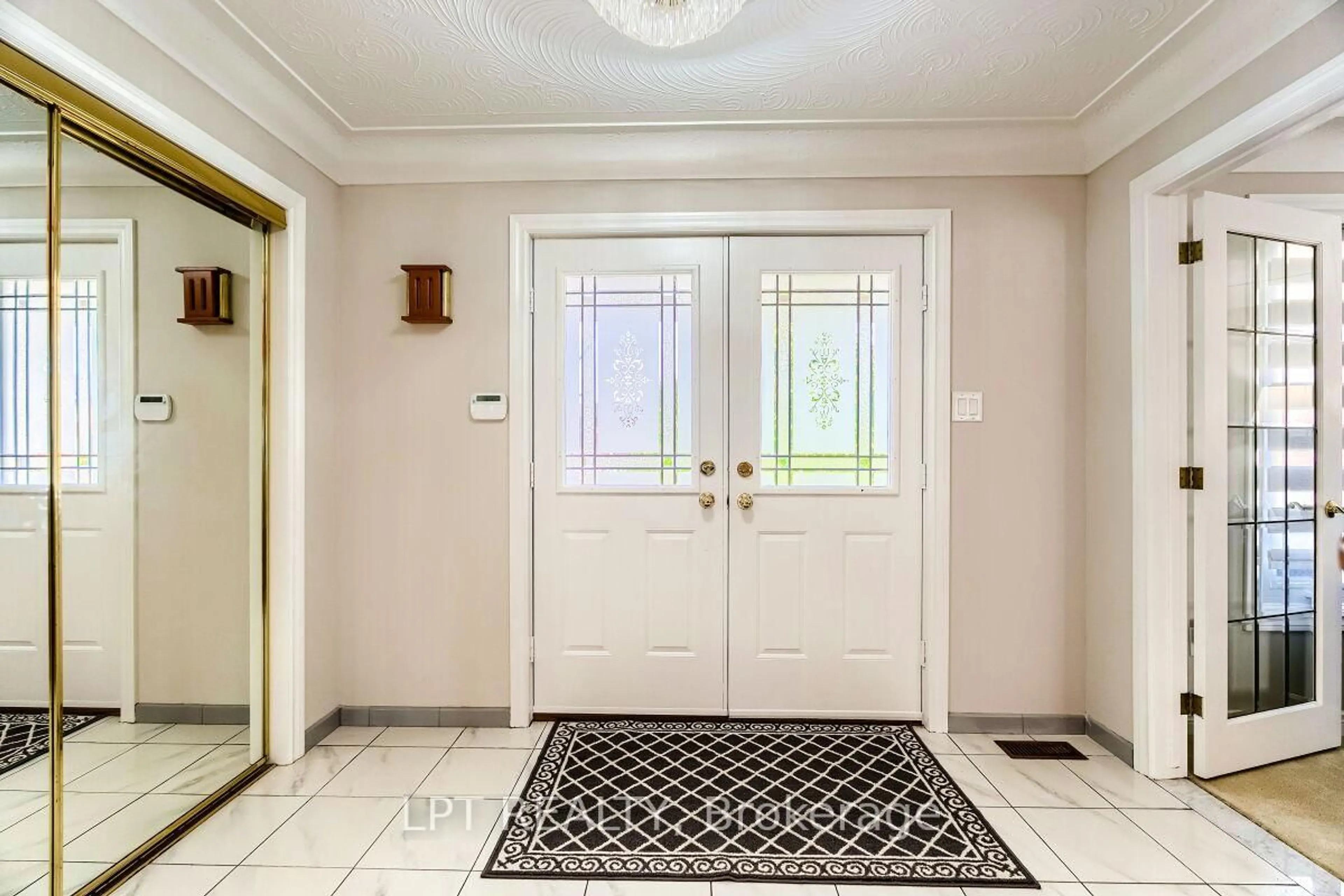 Indoor entryway for 16 Vogue Crt, Hamilton Ontario L8E 4T3