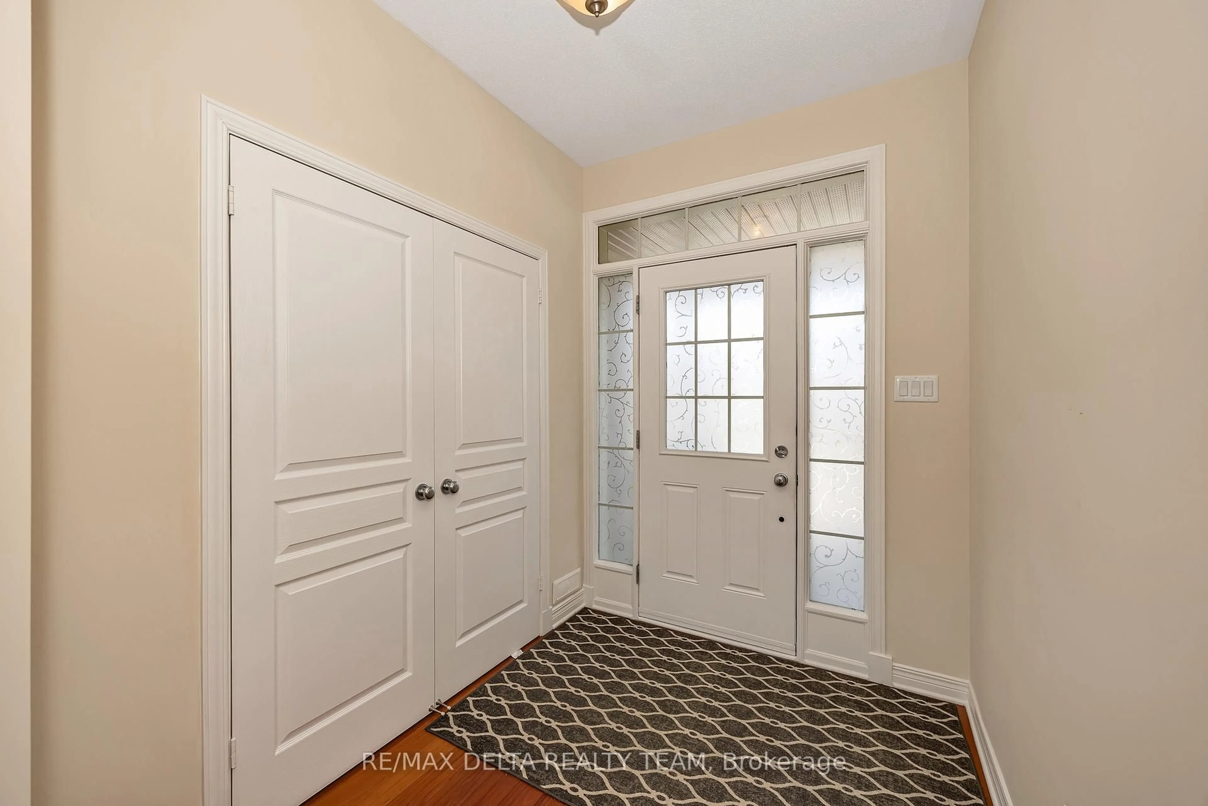 Indoor entryway for 1983 PLAINHILL Dr, Ottawa Ontario K4A 0E8