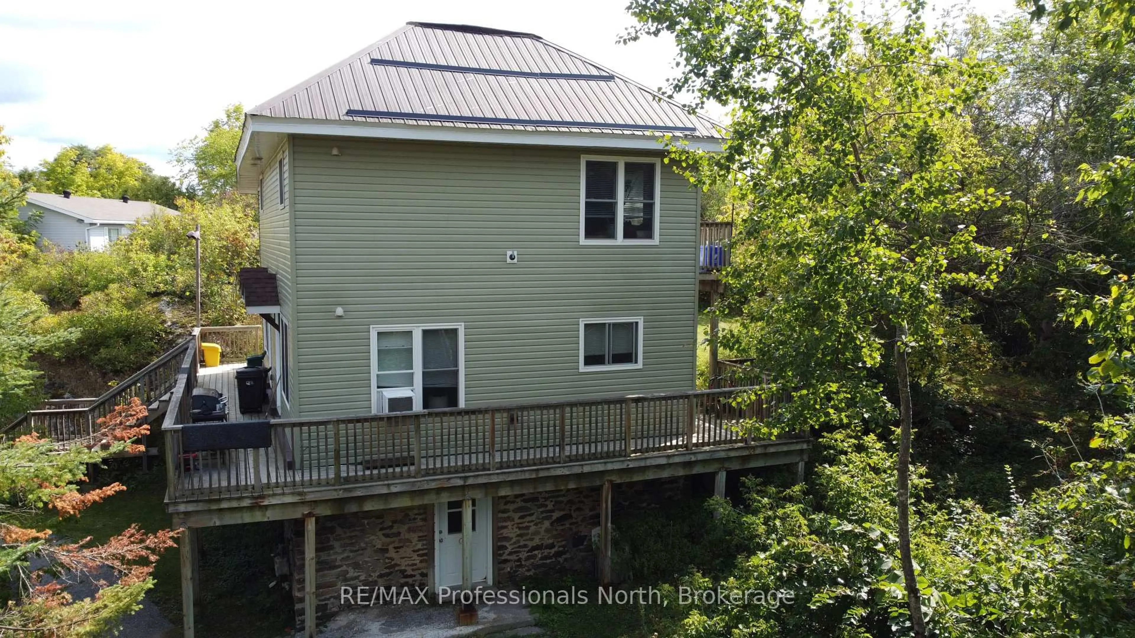 A pic from outside/outdoor area/front of a property/back of a property/a pic from drone, building for 9 WEST Rd, Huntsville Ontario P1H 1K9