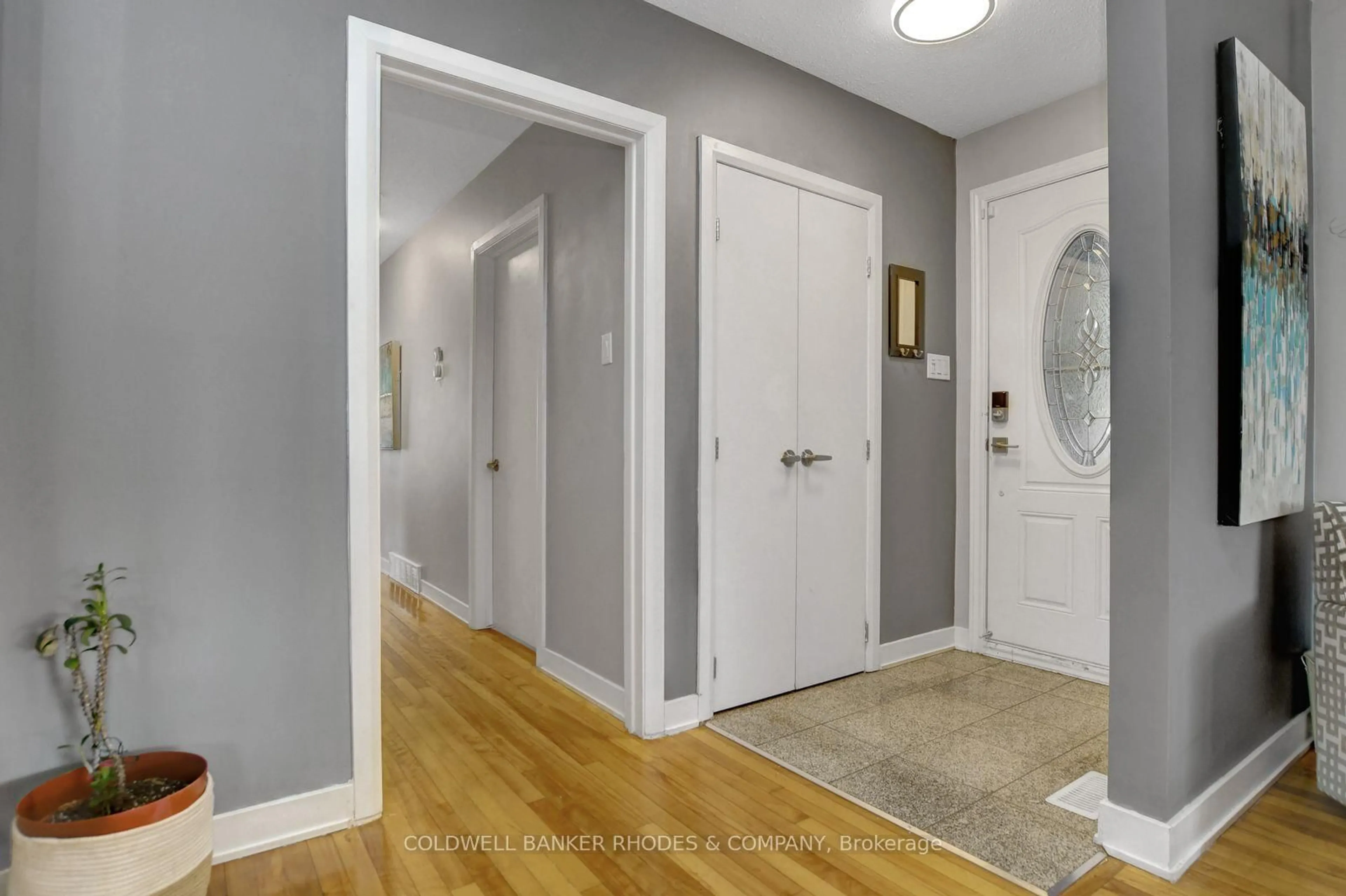 Indoor entryway for 2424 Heaton Ave, Ottawa Ontario K1G 1J2