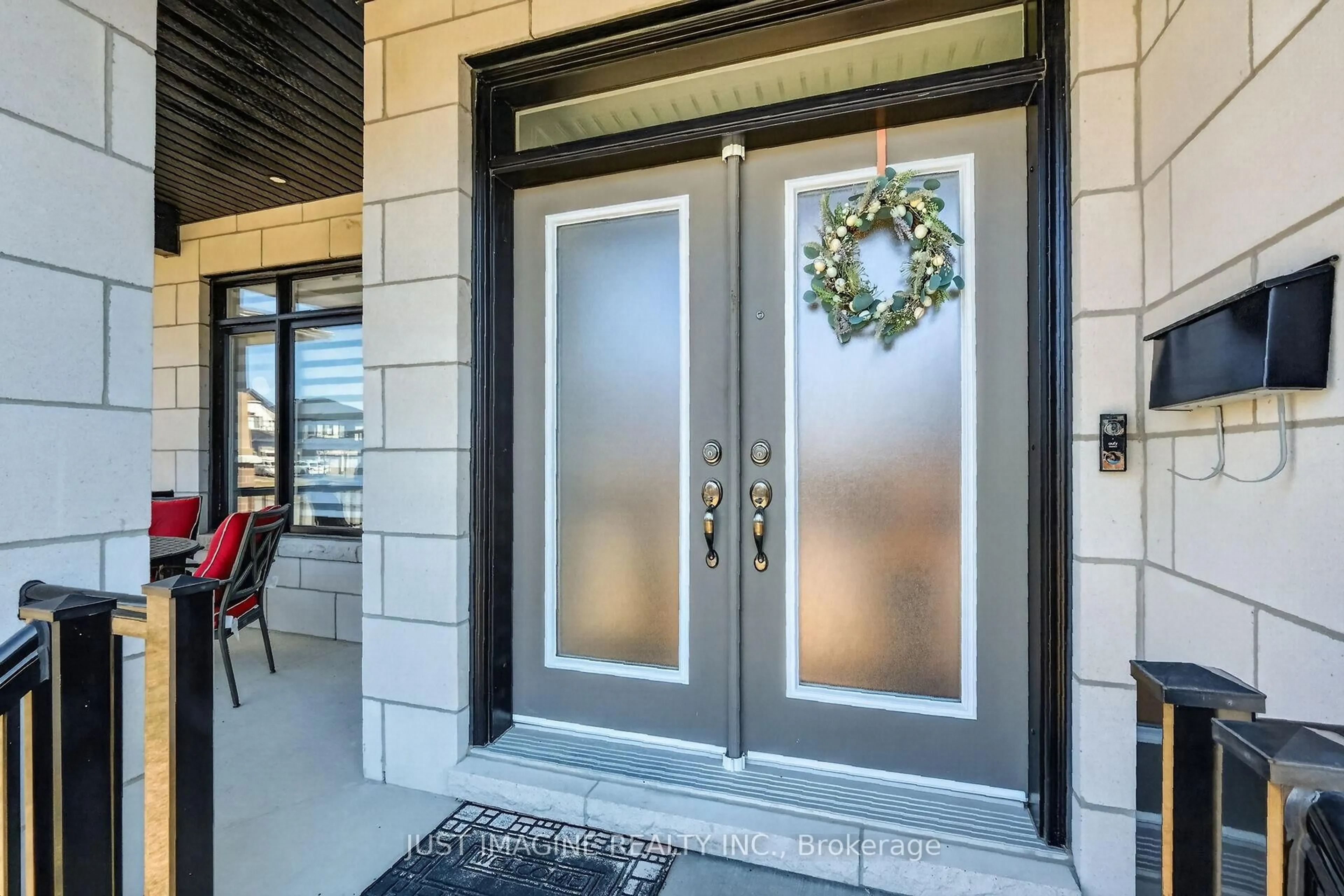 Indoor entryway for 32 Edenbridge Crt, Orleans Ontario K1W 0P1