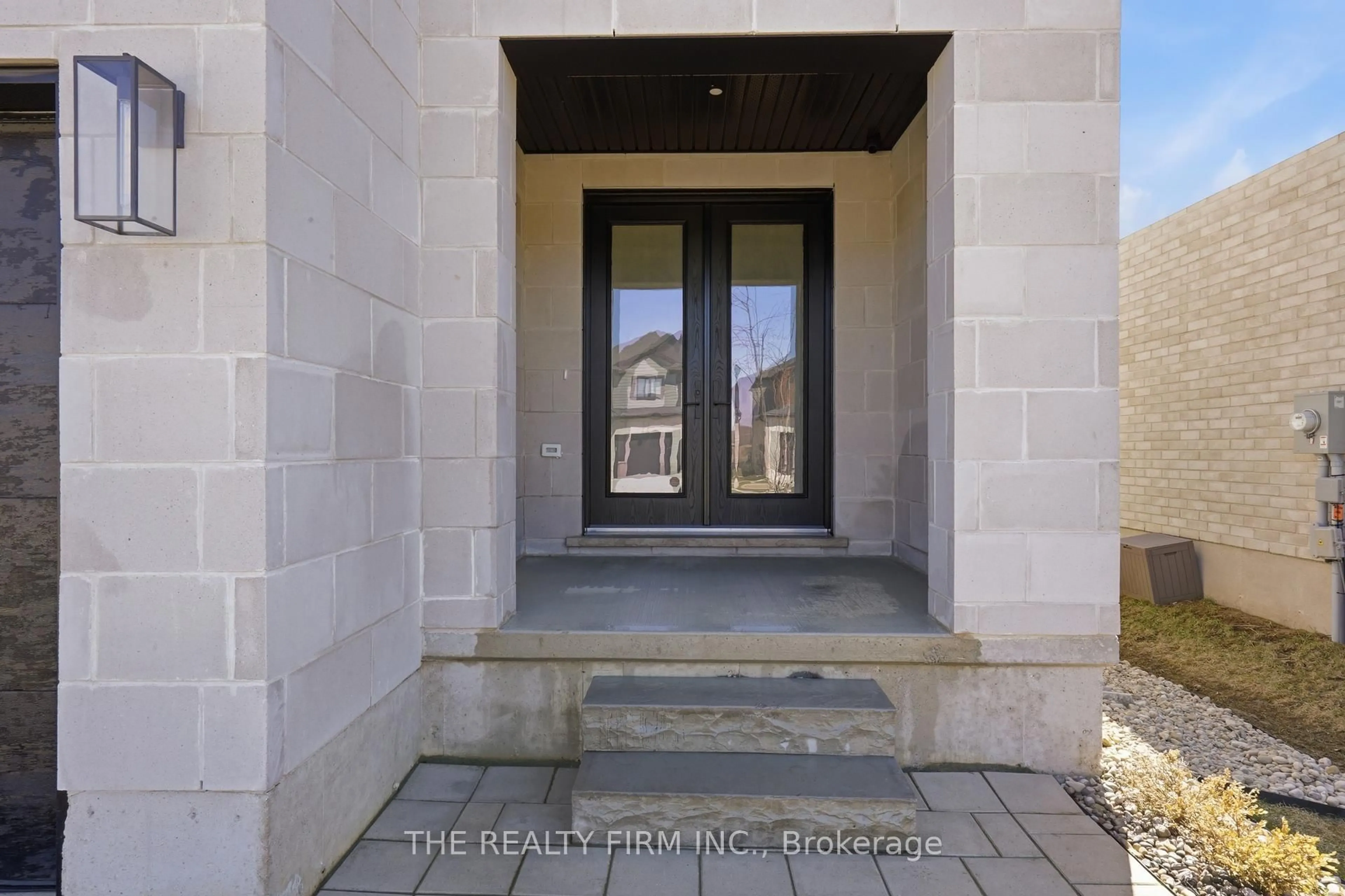 Indoor entryway for 2611 Buroak Dr, London North Ontario N6G 3W1