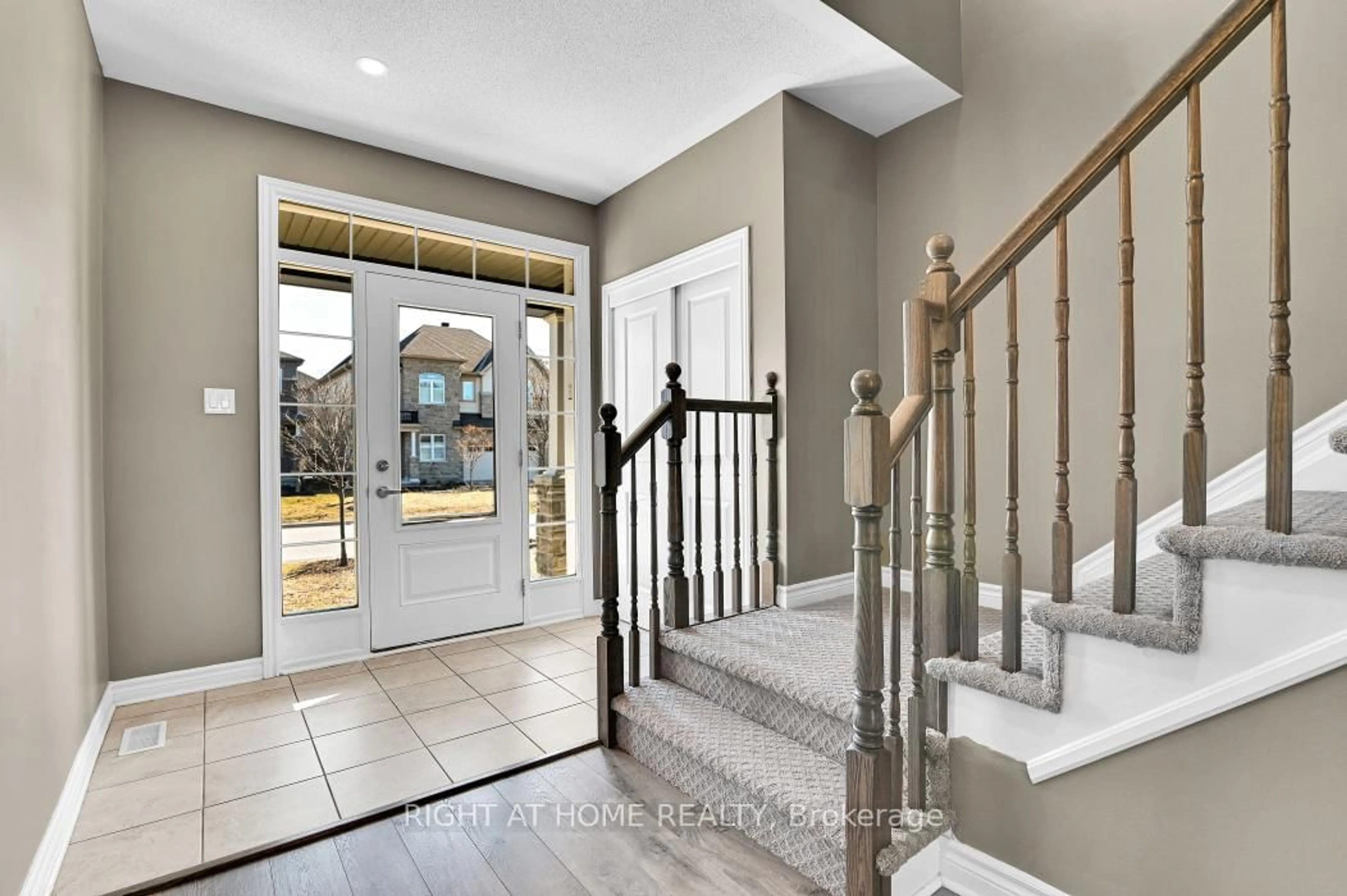 Indoor entryway for 213 Esturgeon St, Ottawa Ontario K4A 1G3