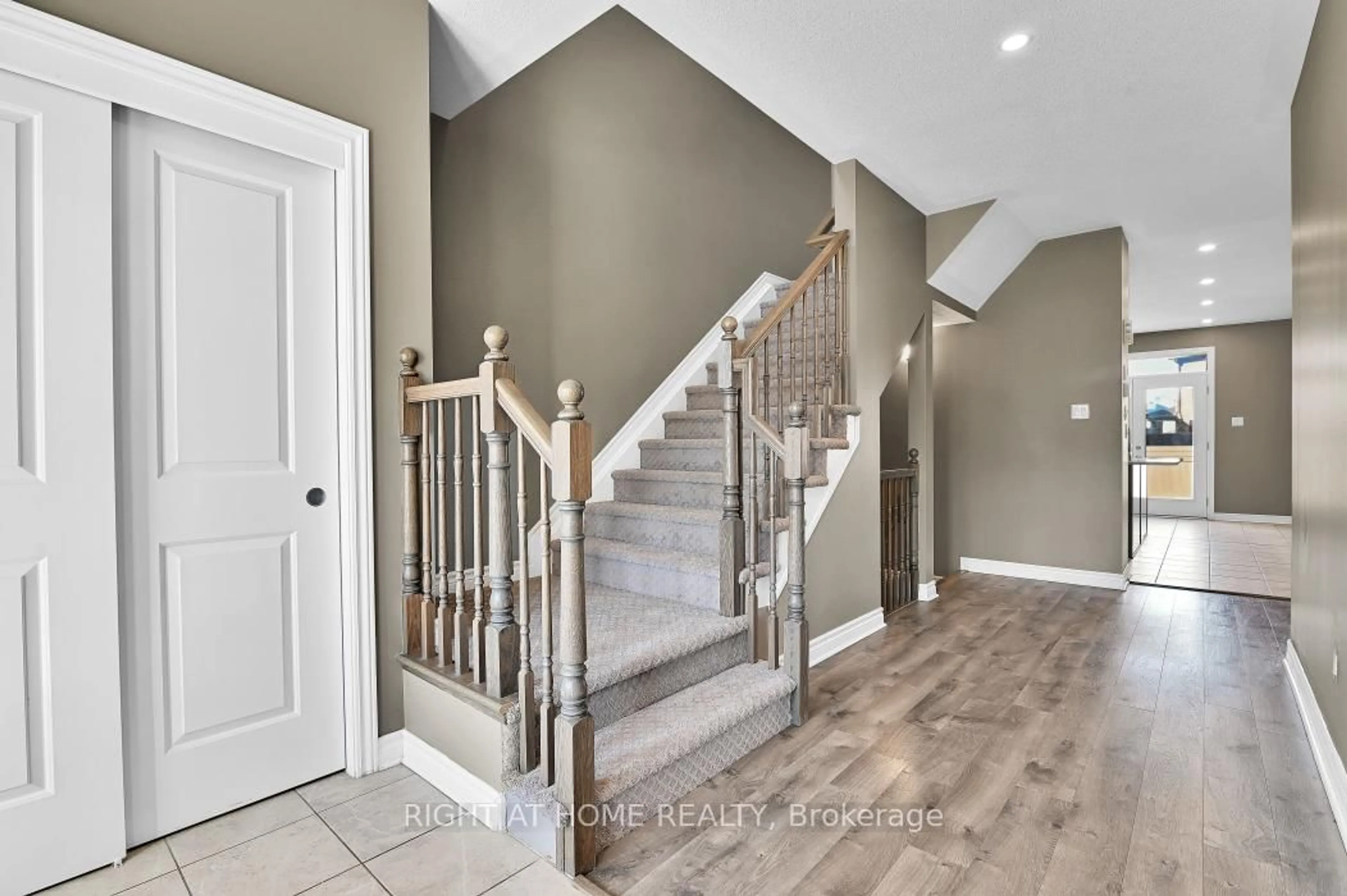 Unknown for 213 Esturgeon St, Ottawa Ontario K4A 1G3