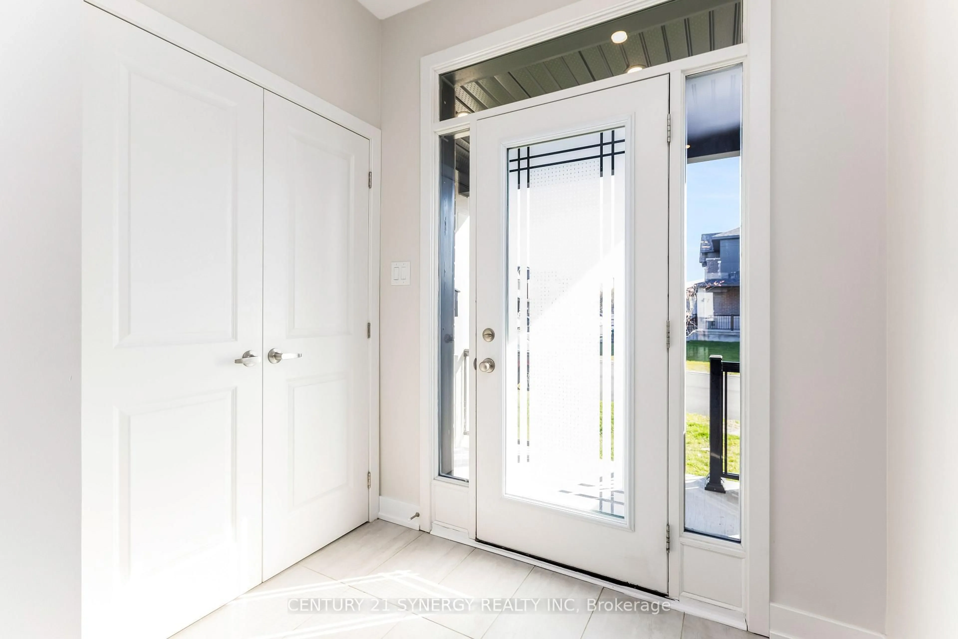 Indoor entryway for 76 Heirloom St, Ottawa Ontario K4M 1B2