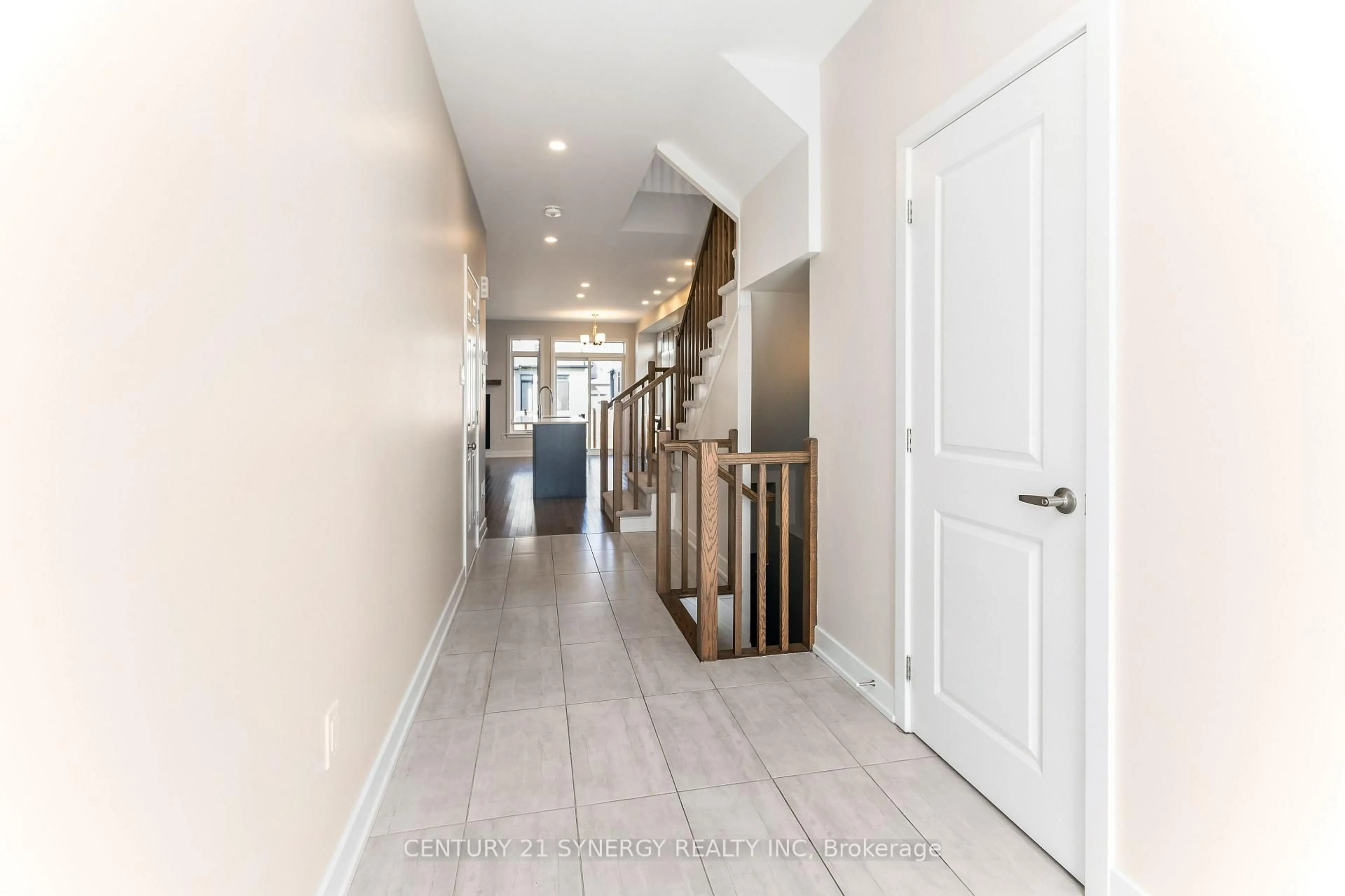 Indoor entryway for 76 Heirloom St, Ottawa Ontario K4M 1B2