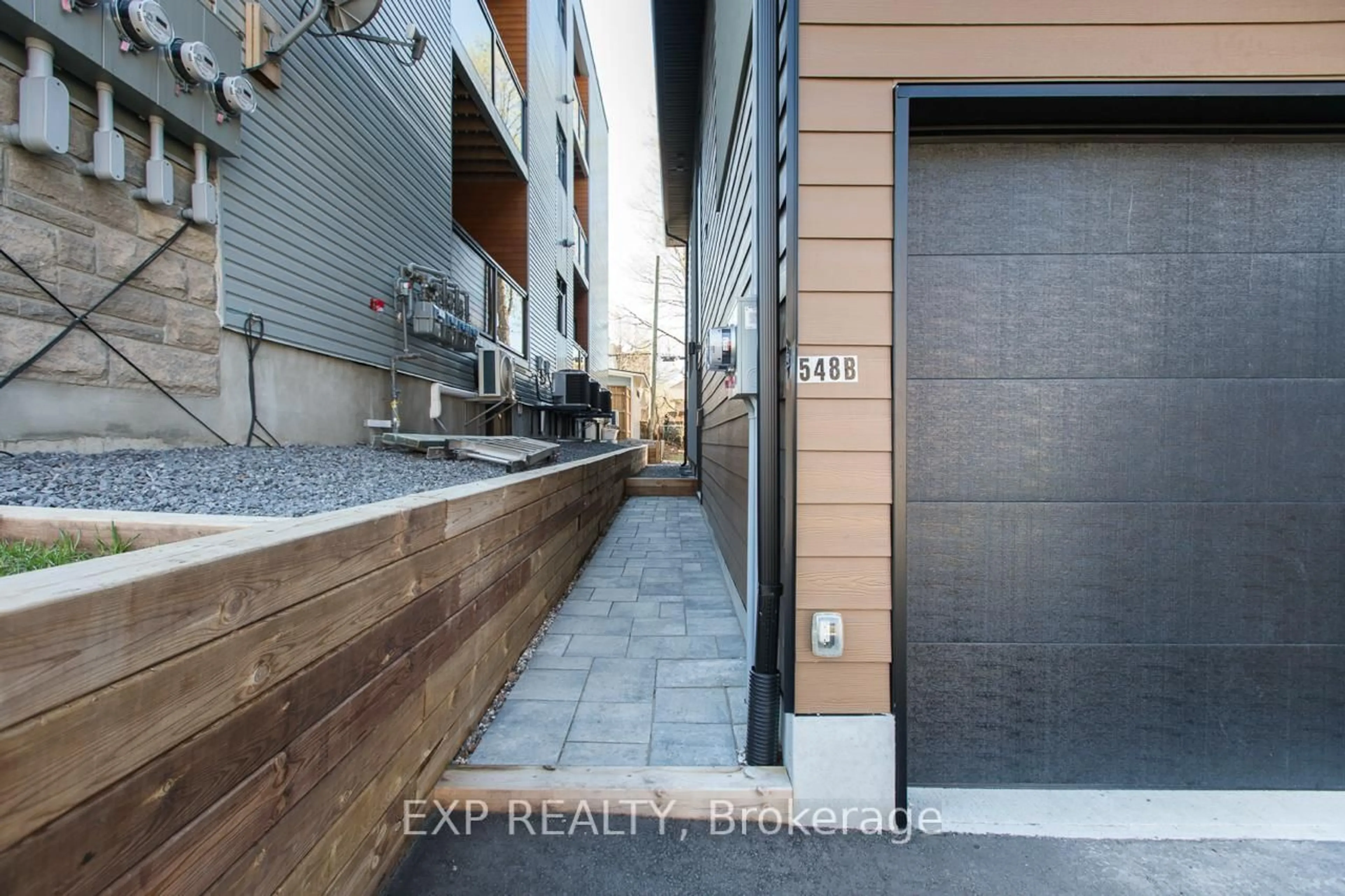 Indoor entryway for 548 Guy St, Ottawa Ontario K1K 1B9