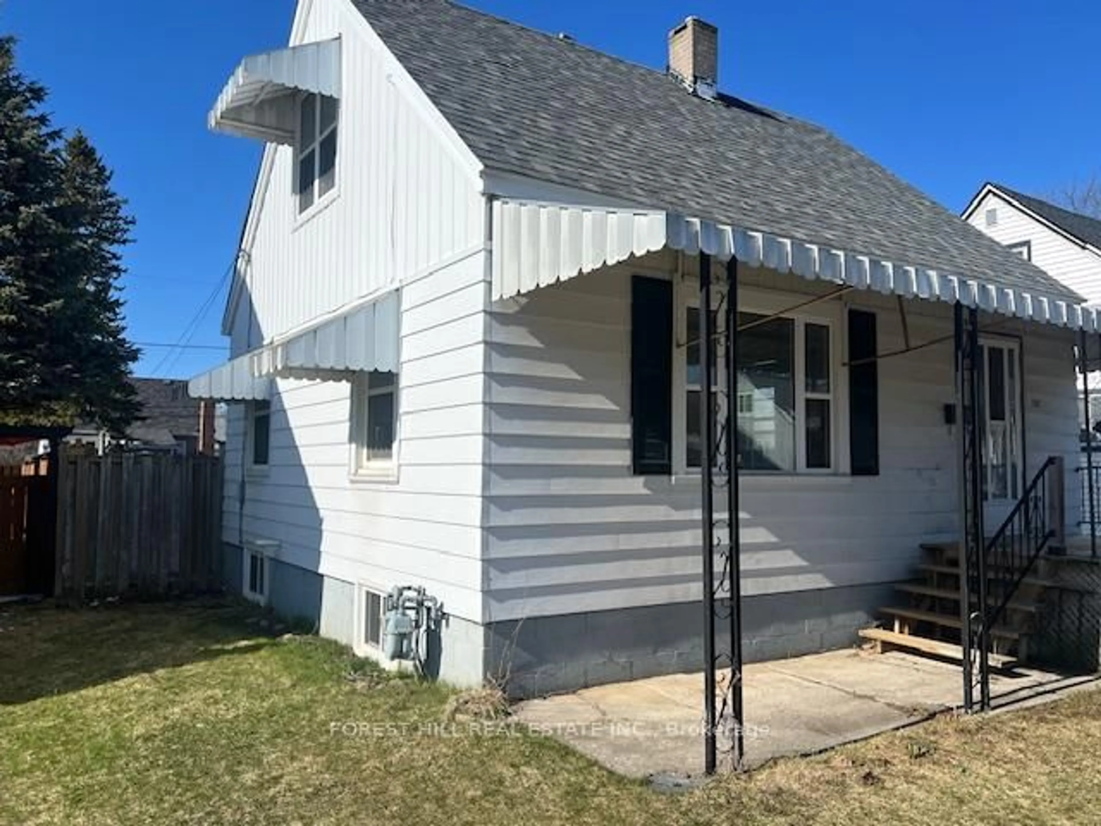 Home with vinyl exterior material, street for 780 New Romaine St, Peterborough Ontario K9J 2E9