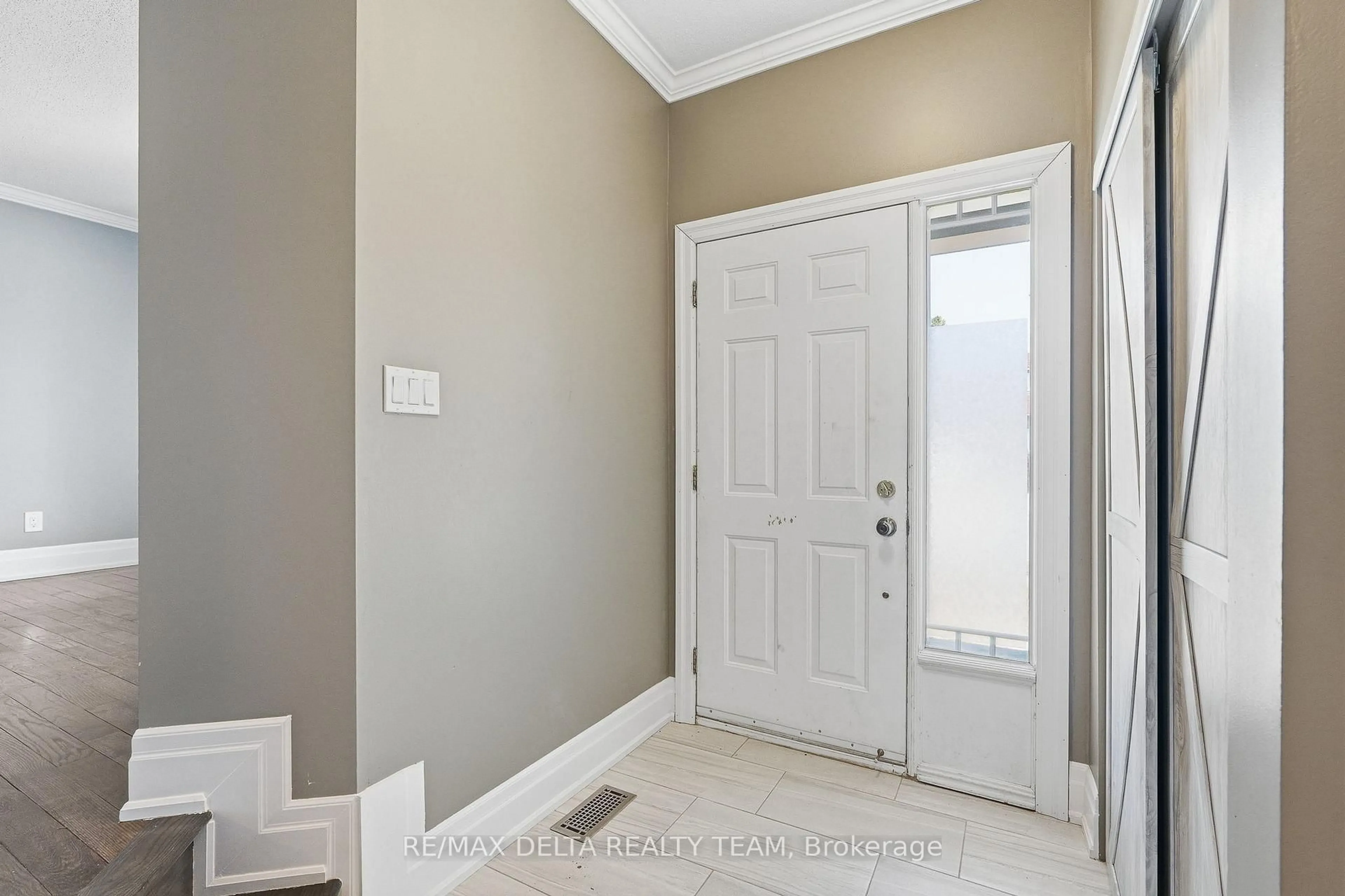 Indoor entryway for 939 Cahill Dr, Ottawa Ontario K1V 2C3