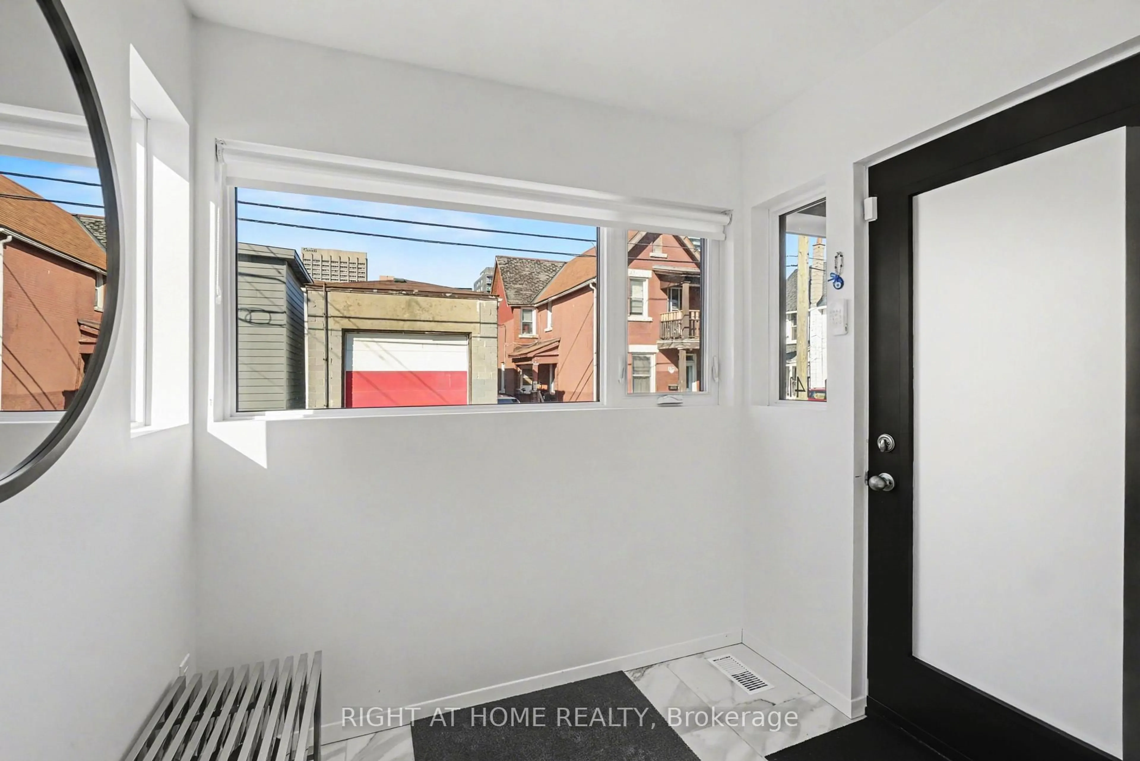 Indoor entryway for 141 Carruthers Ave, Ottawa Ontario K1Y 1N4