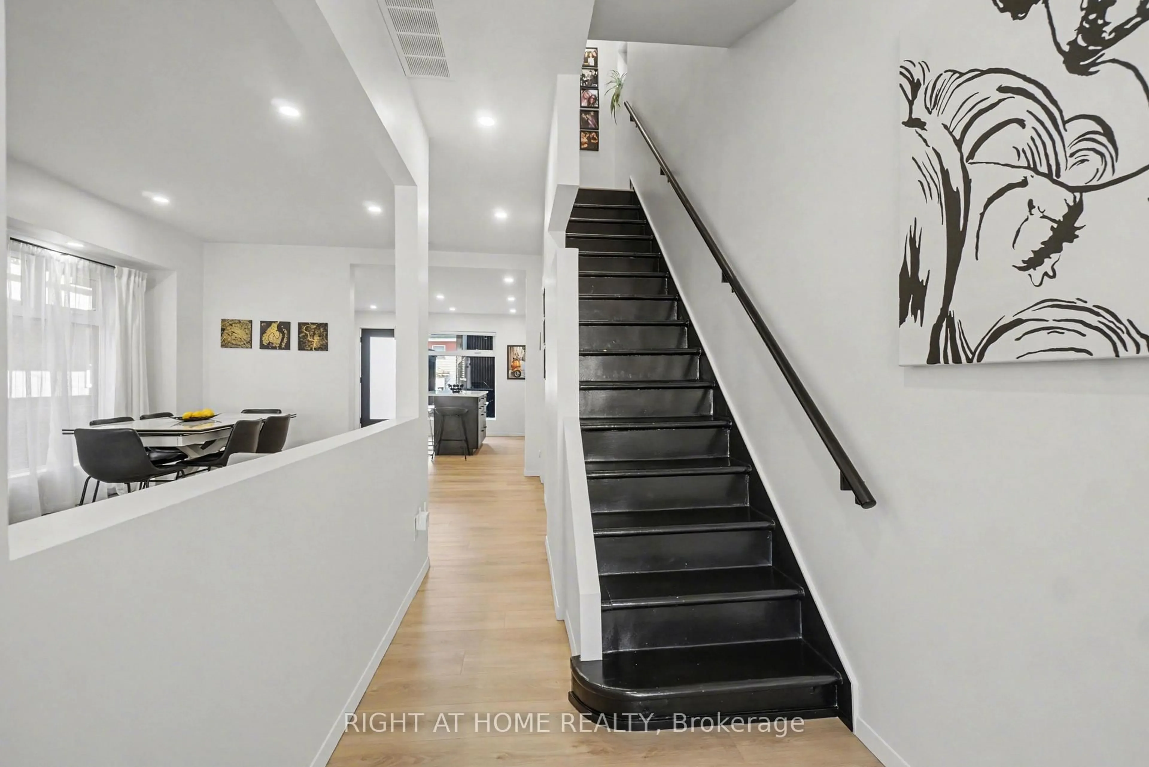 Indoor foyer for 141 Carruthers Ave, Ottawa Ontario K1Y 1N4