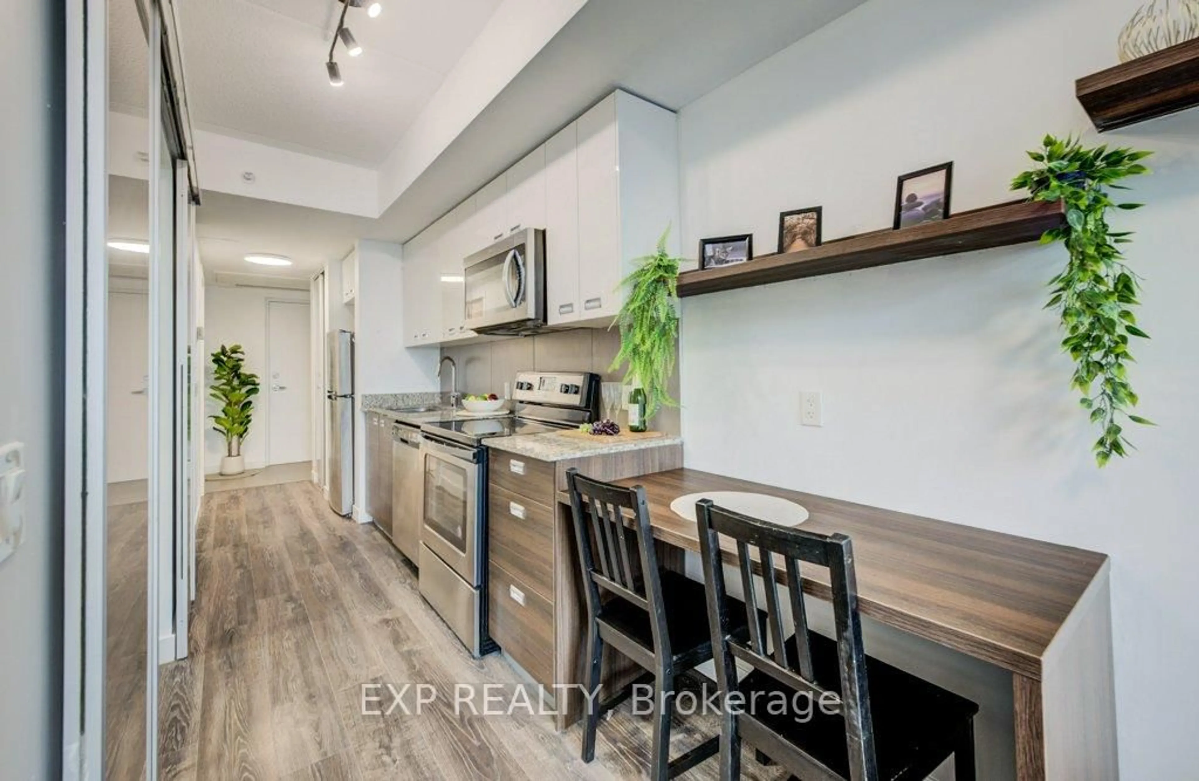 Open concept kitchen, wood/laminate floor for 250 Albert St #718, Waterloo Ontario N2L 3W5
