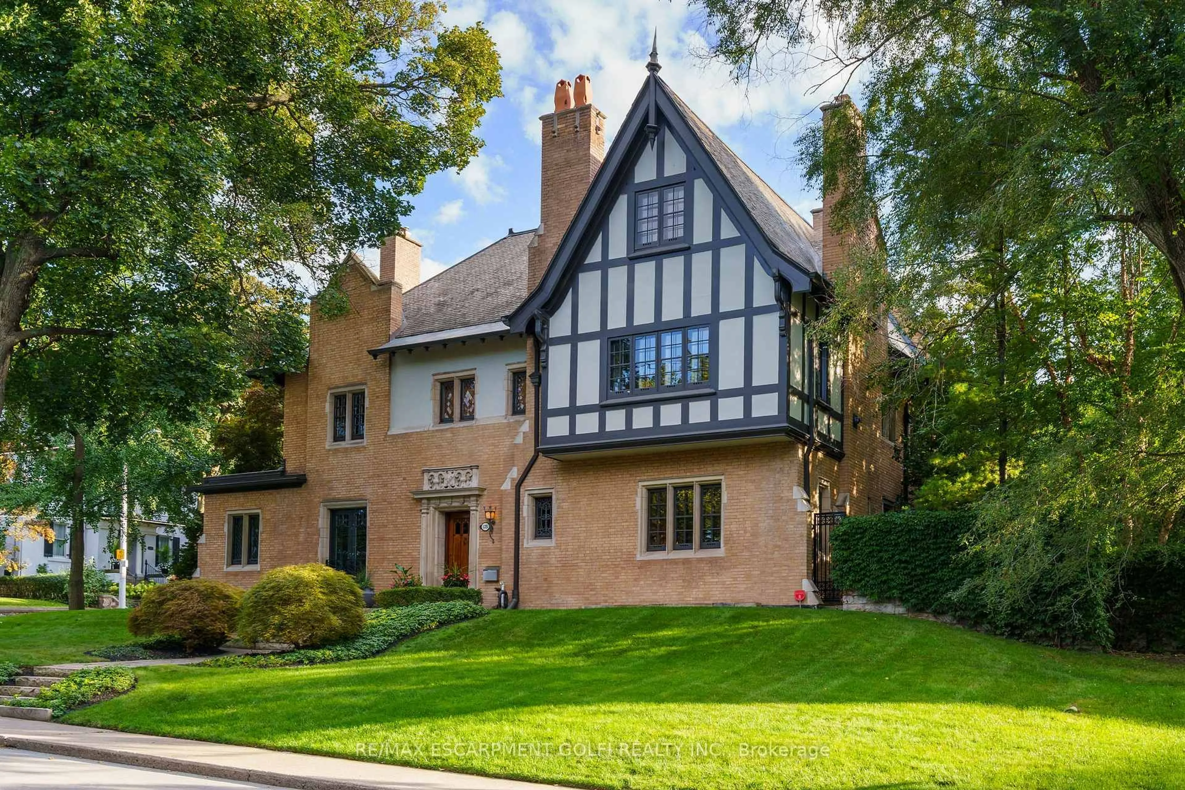 Home with brick exterior material, street for 125 Aberdeen Ave, Hamilton Ontario L8P 2P3