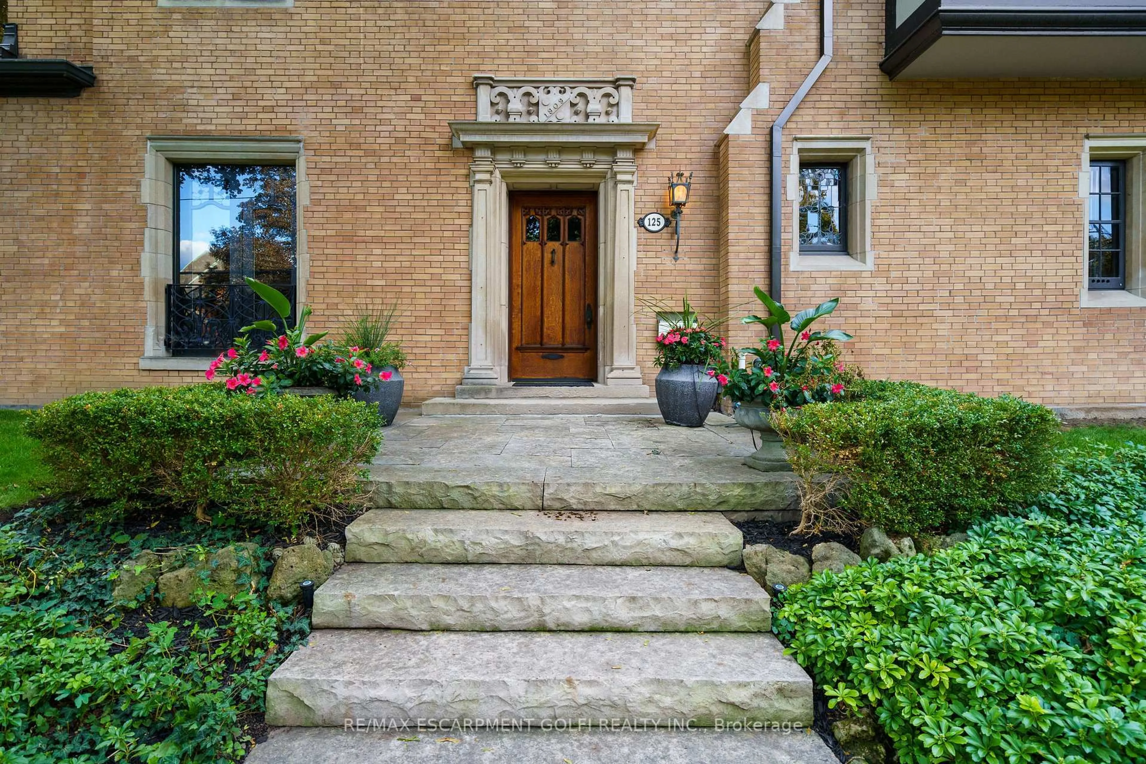 Indoor entryway for 125 Aberdeen Ave, Hamilton Ontario L8P 2P3