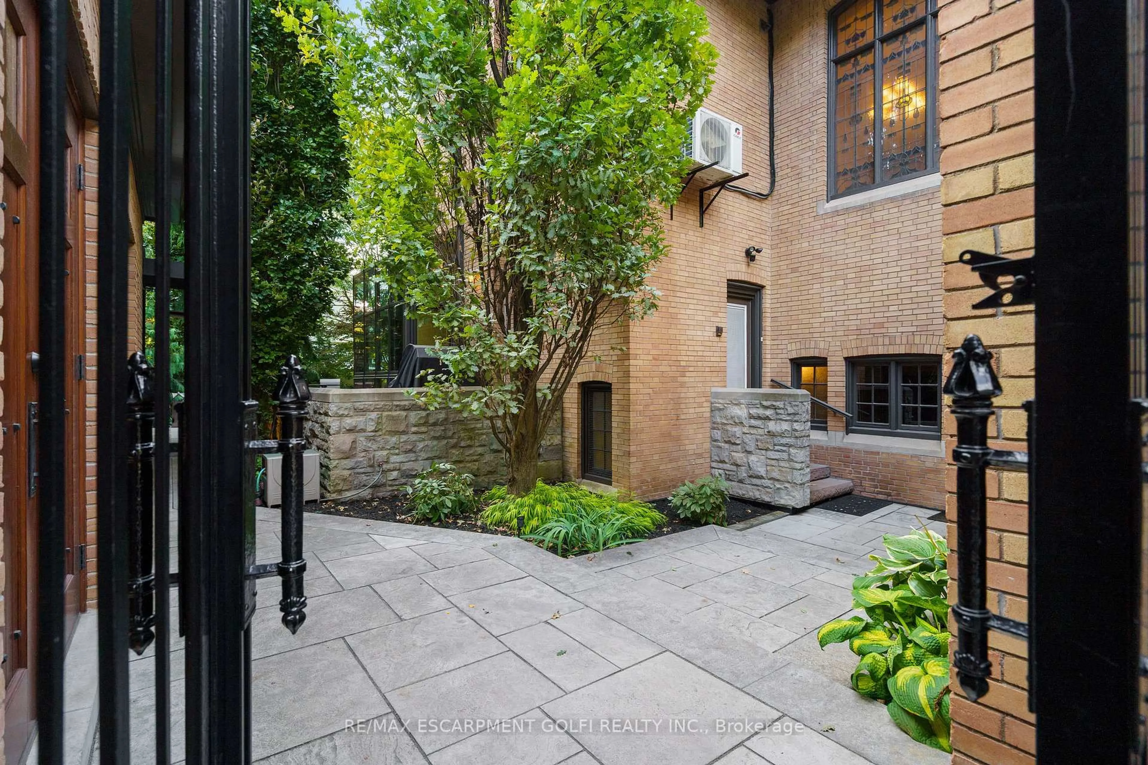 Patio, street for 125 Aberdeen Ave, Hamilton Ontario L8P 2P3