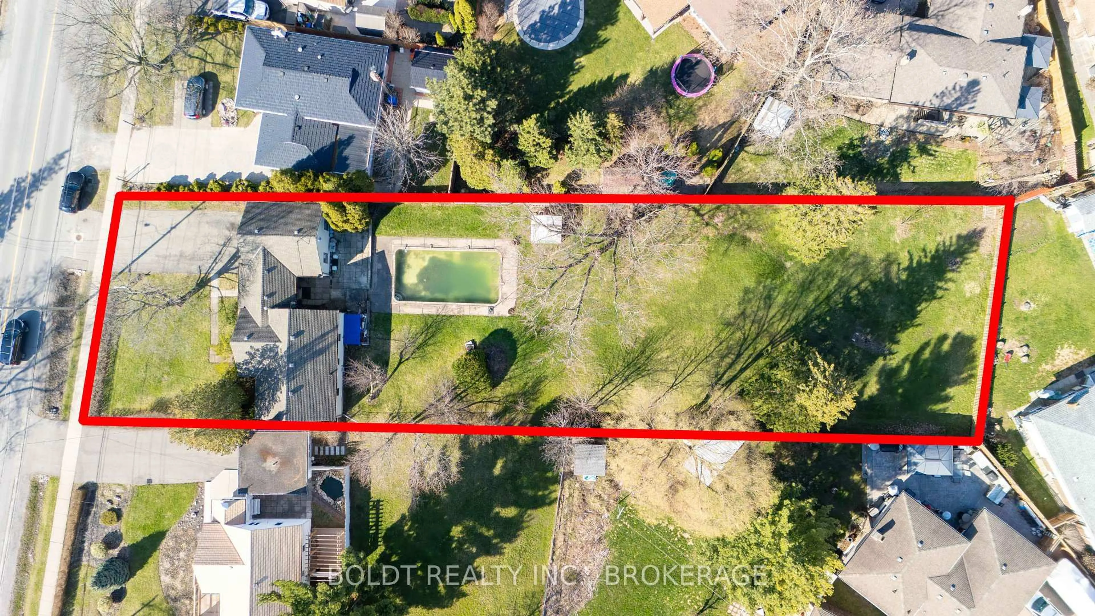 A pic from outside/outdoor area/front of a property/back of a property/a pic from drone, street for 542 Niagara St, St. Catharines Ontario L2M 3P5