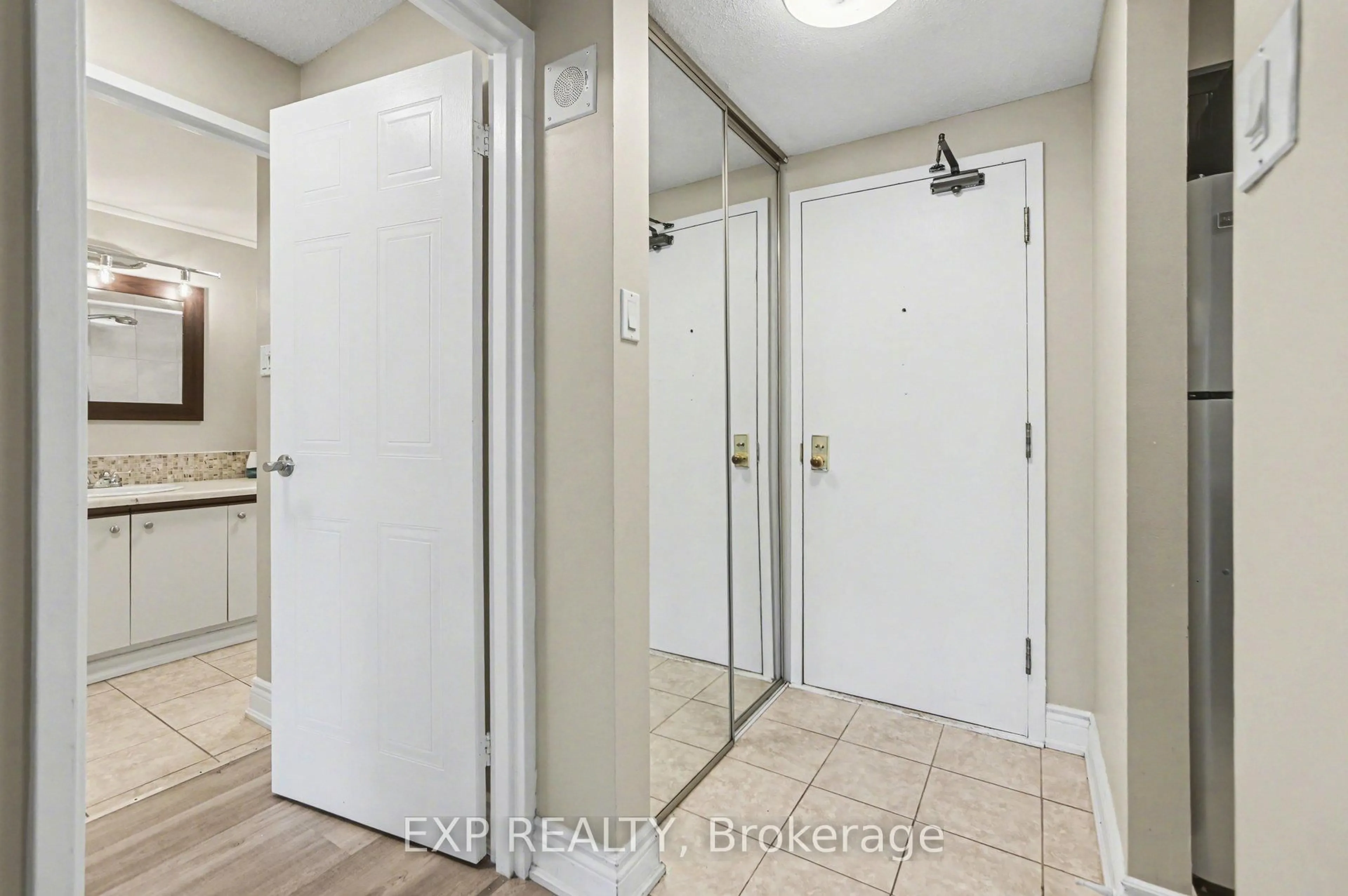 Indoor entryway for 80 Sandcastle Dr #404, Ottawa Ontario K2H 9E7