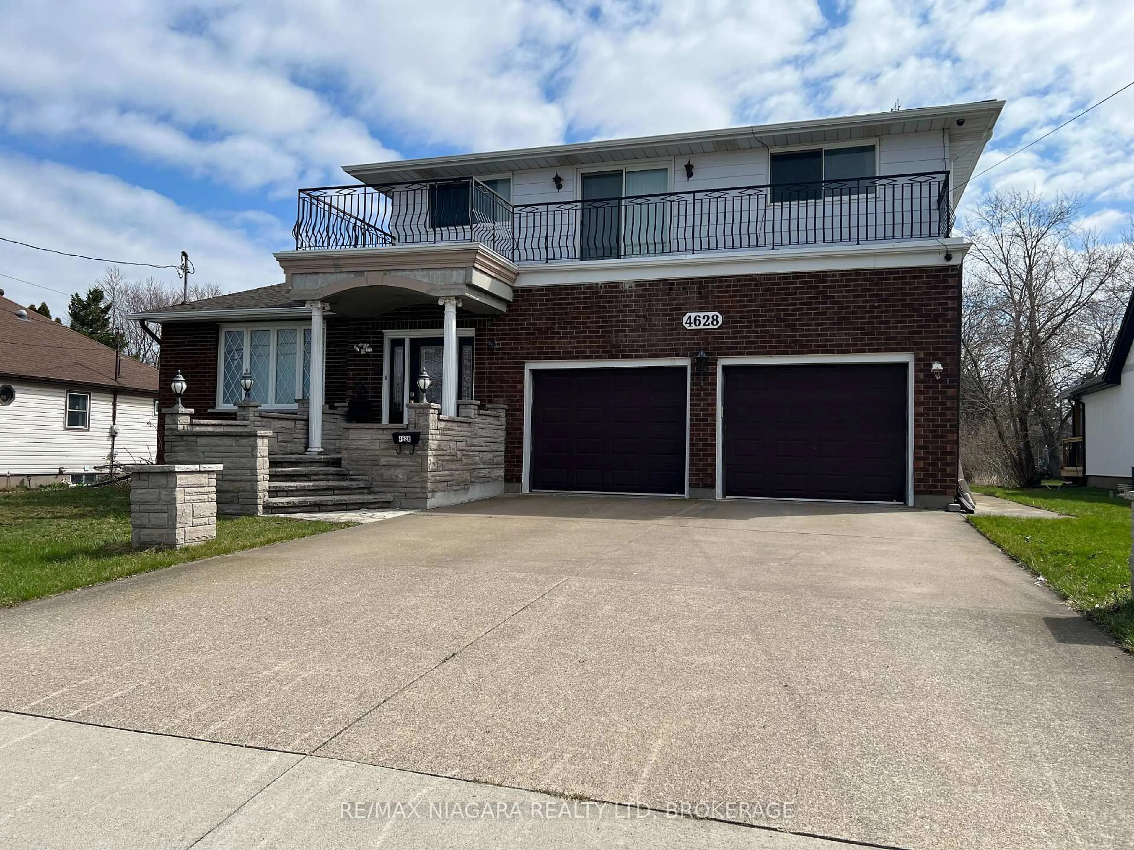 A pic from outside/outdoor area/front of a property/back of a property/a pic from drone, street for 4628 Baldwin Ave, Niagara Falls Ontario L2H 1N8