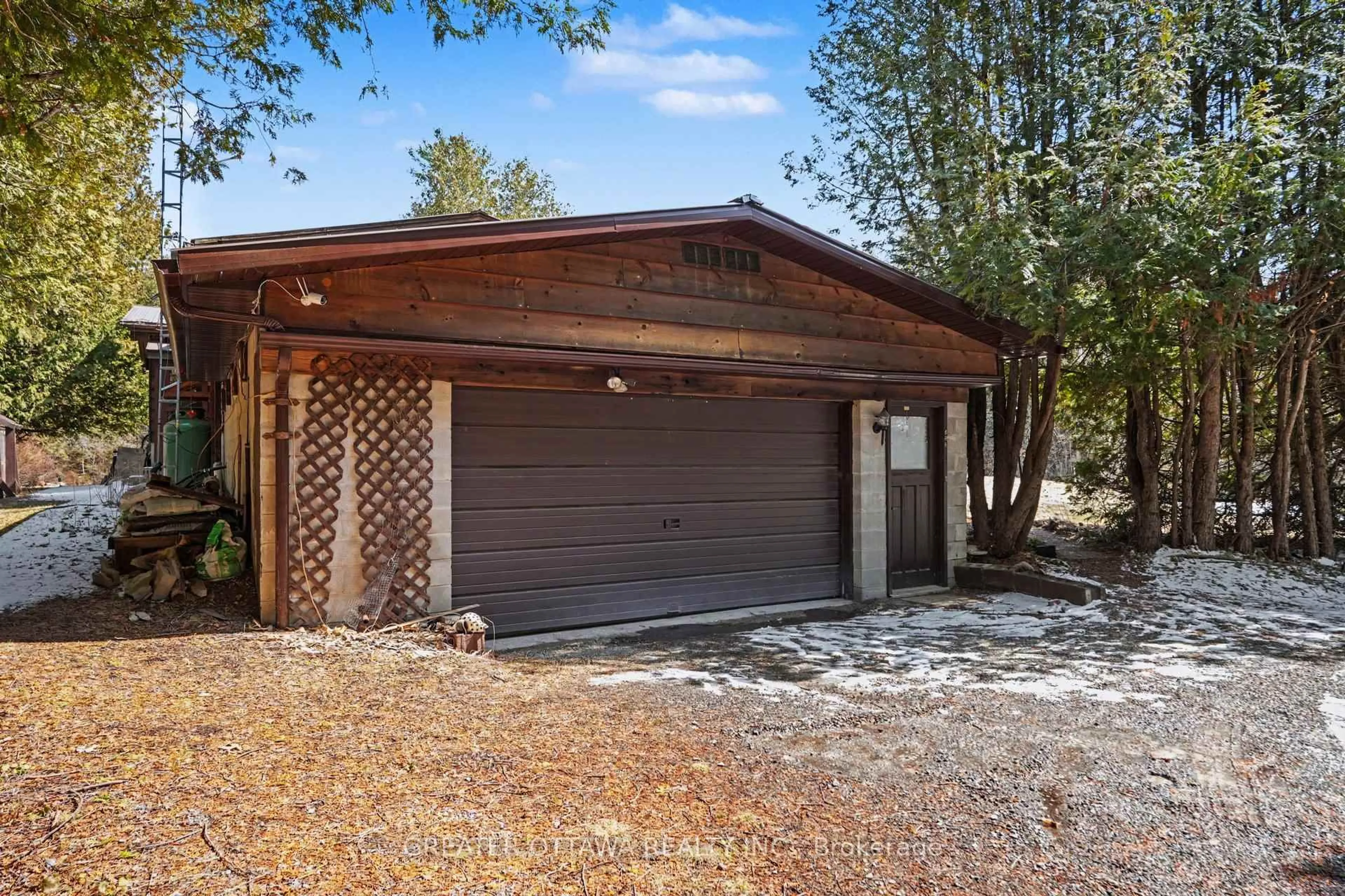 Indoor garage for 686 John Kennedy Way, Almonte Ontario K0A 1A0