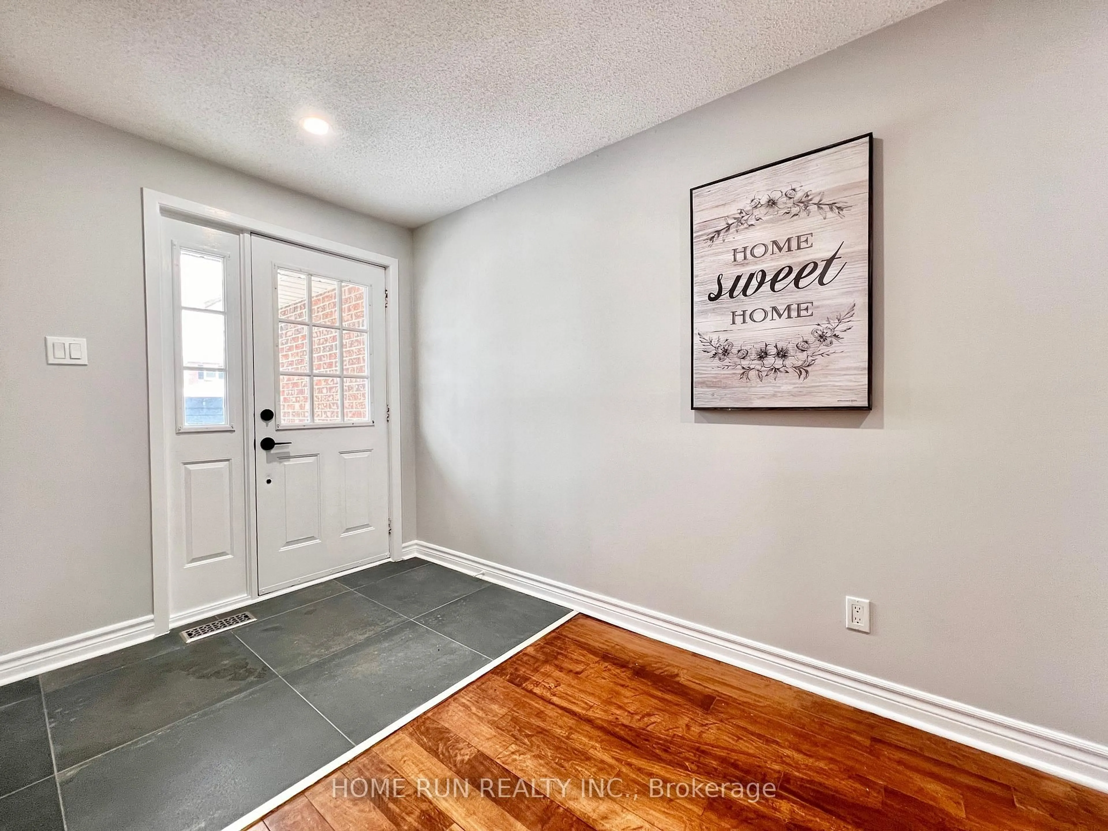 Indoor entryway for 184 Pinetrail Cres, Ottawa Ontario K2G 5B8