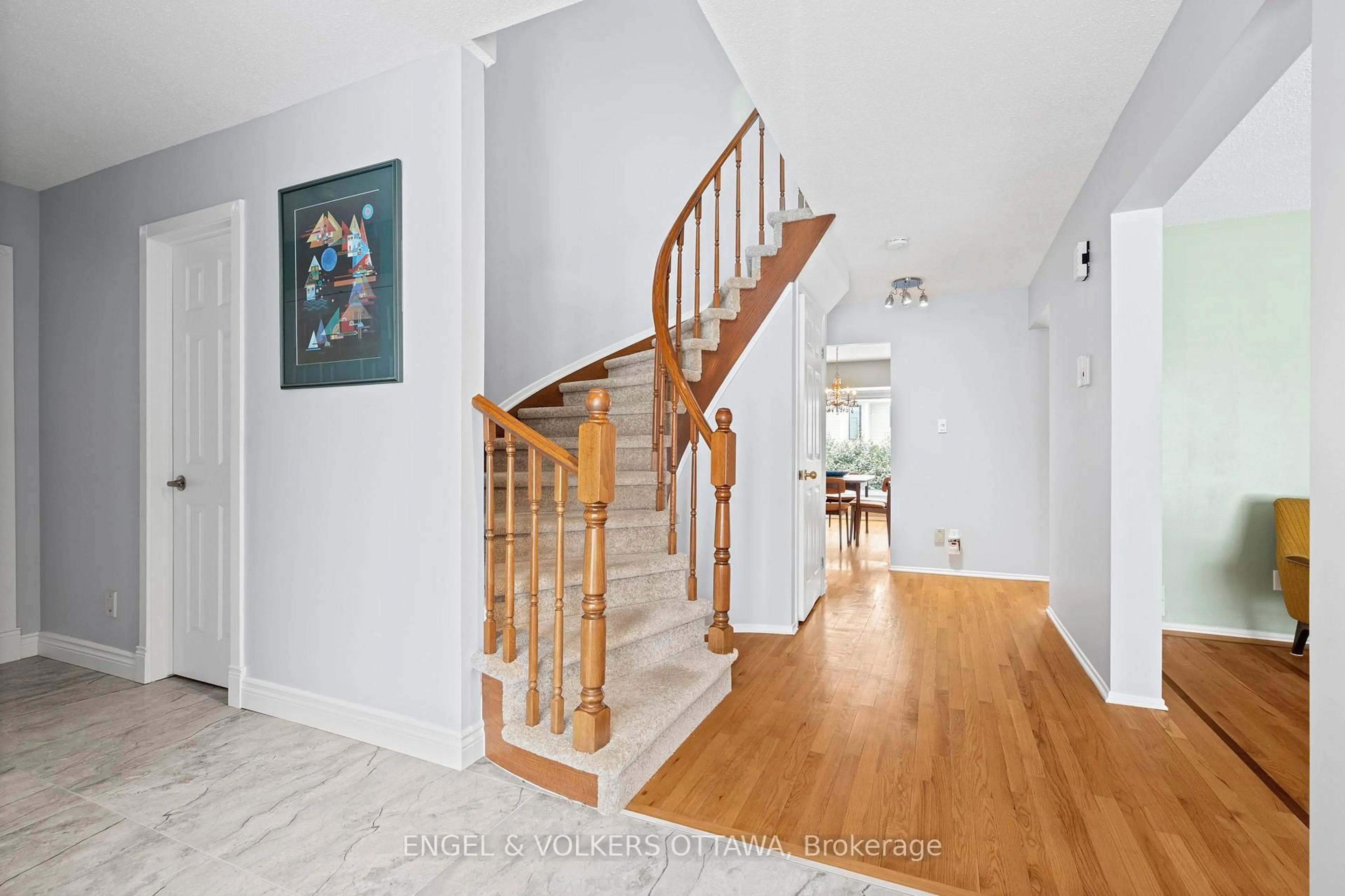 Indoor foyer for 3 Balding Cres, Ottawa Ontario K2K 2L4