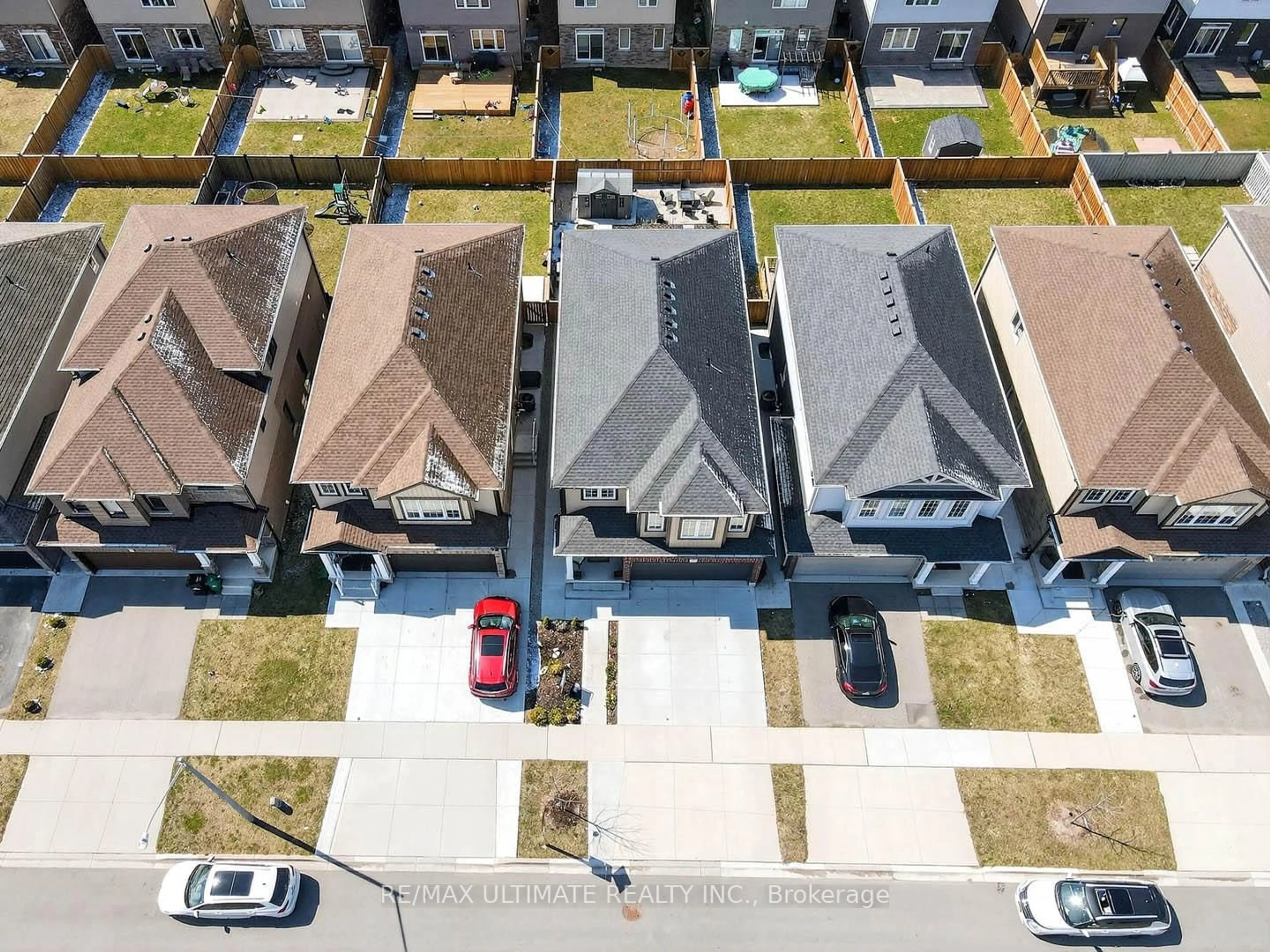 A pic from outside/outdoor area/front of a property/back of a property/a pic from drone, street for 67 Beauchamp Dr, Cambridge Ontario N1S 0A2