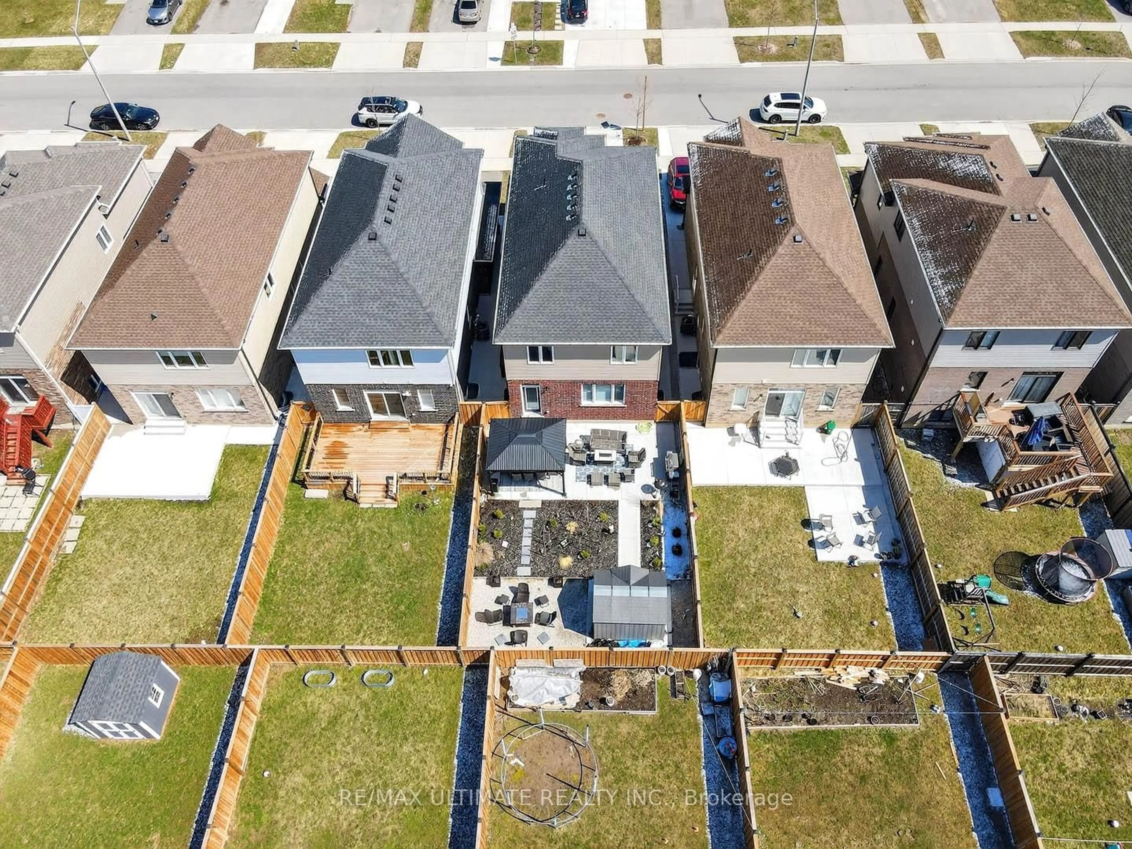 A pic from outside/outdoor area/front of a property/back of a property/a pic from drone, street for 67 Beauchamp Dr, Cambridge Ontario N1S 0A2