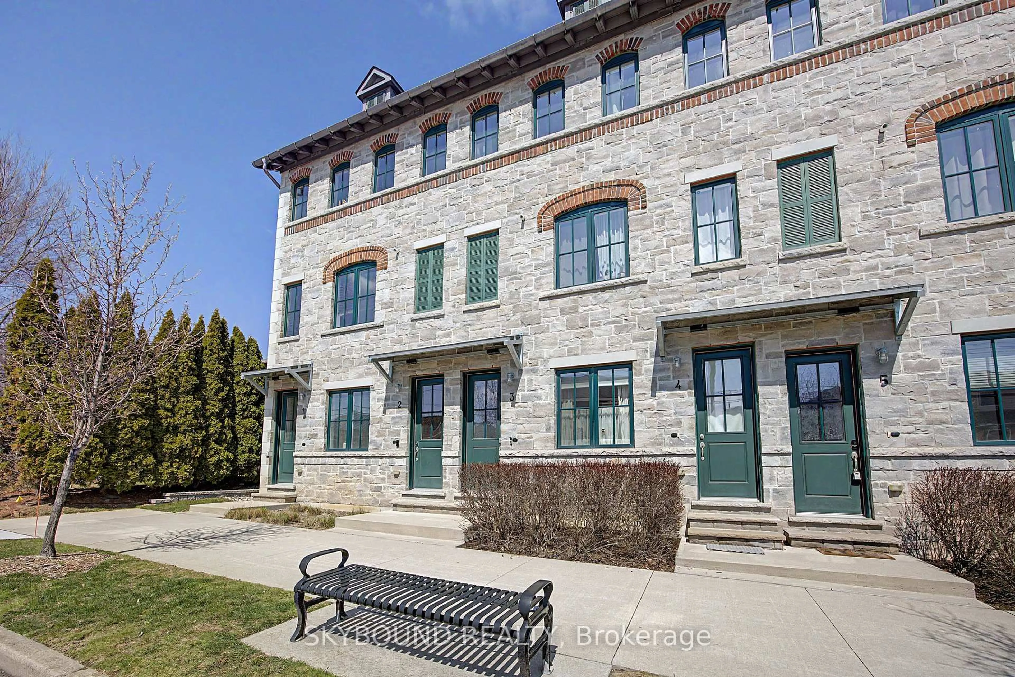 Patio, building for 290 Barton St #3, Hamilton Ontario L8R 3P3
