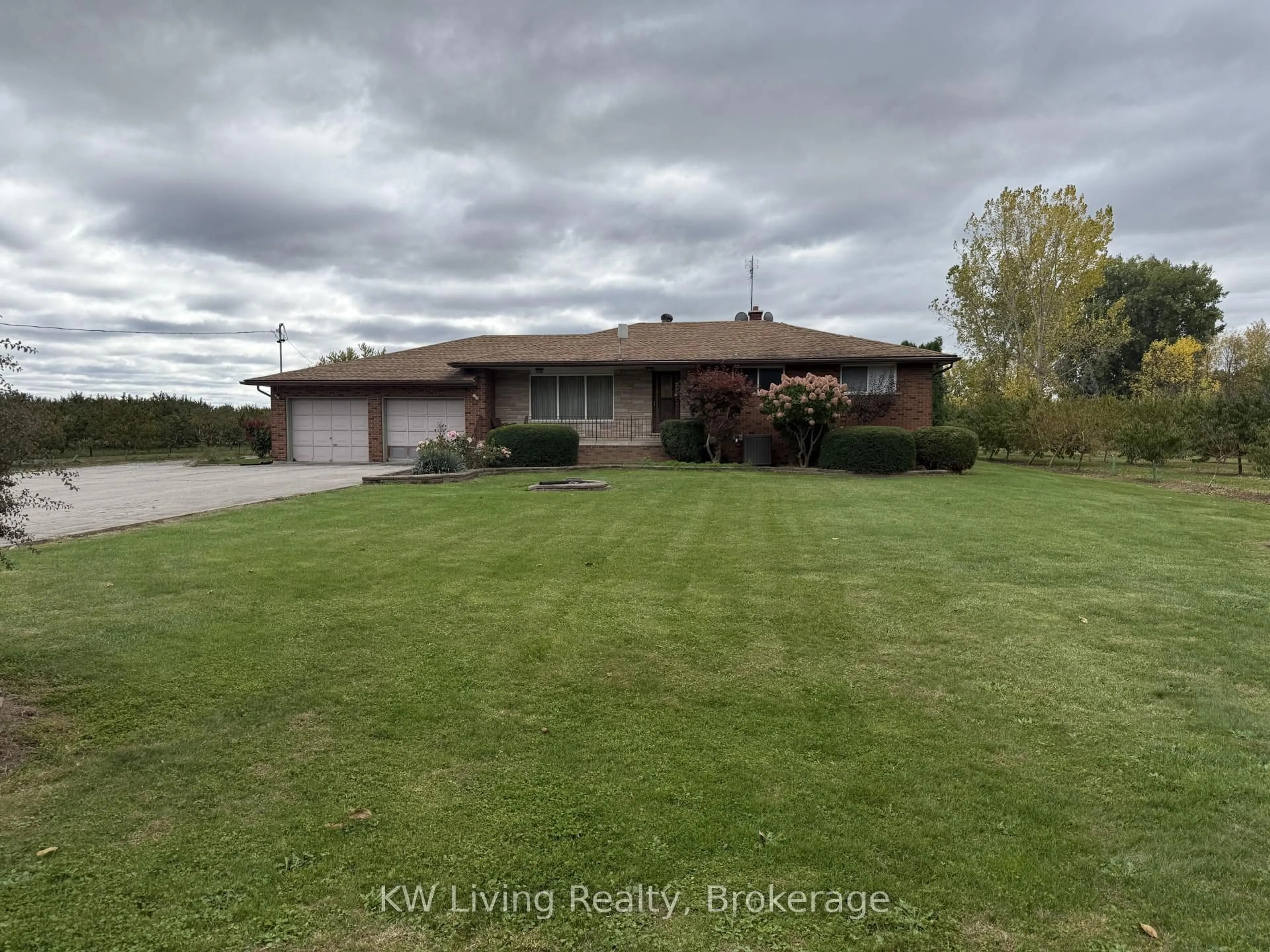 A pic from outside/outdoor area/front of a property/back of a property/a pic from drone, street for 21 Scott St, Niagara-on-the-Lake Ontario L0S 1J0