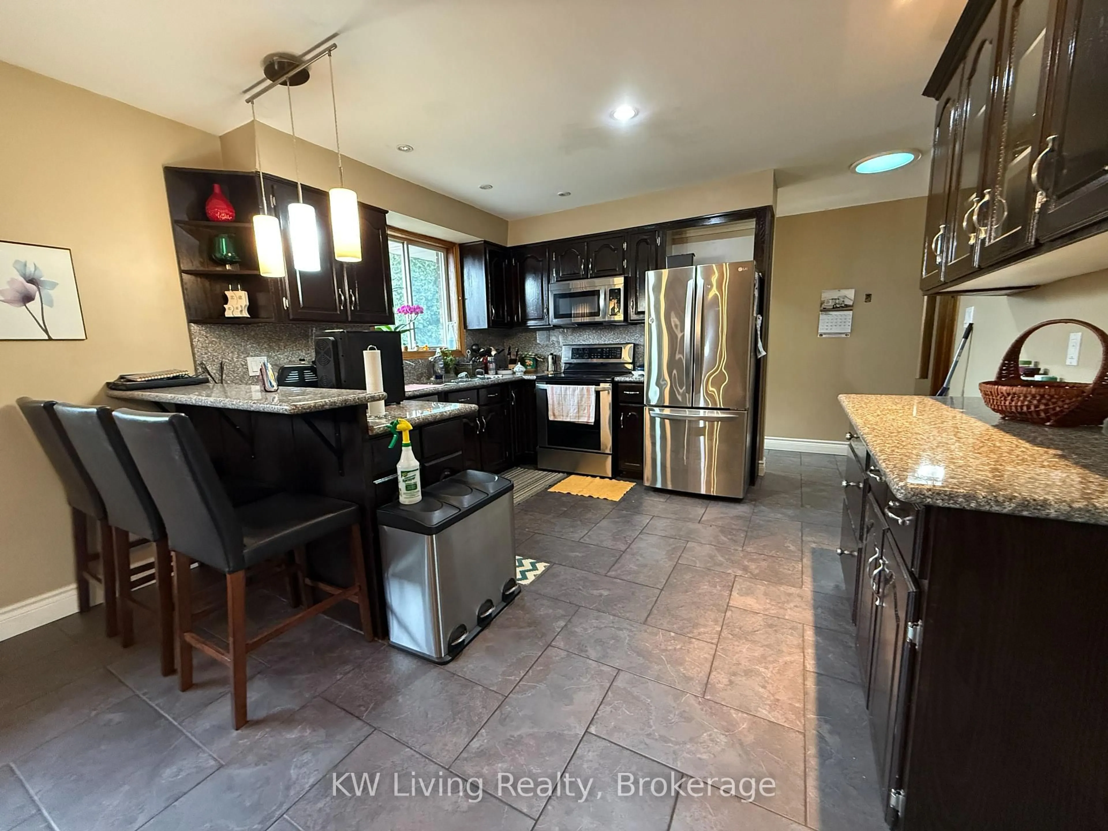 Open concept kitchen, ceramic/tile floor for 21 Scott St, Niagara-on-the-Lake Ontario L0S 1J0