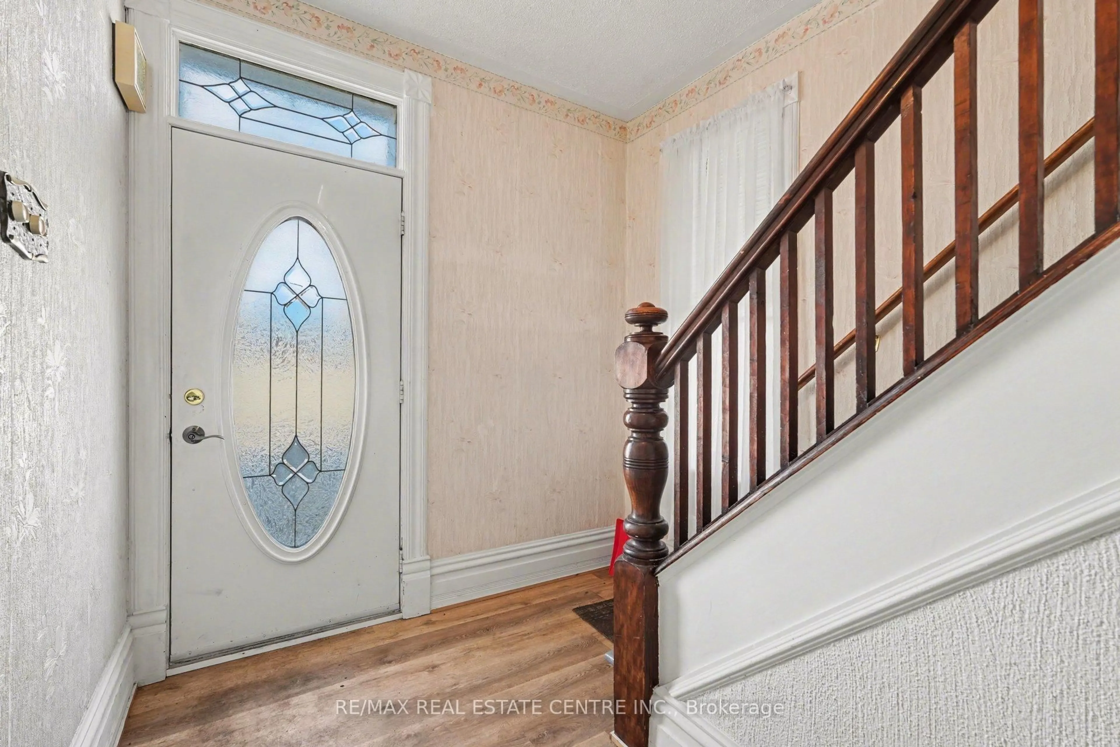 Indoor entryway for 84 Bank St, Renfrew Ontario K7V 2E2