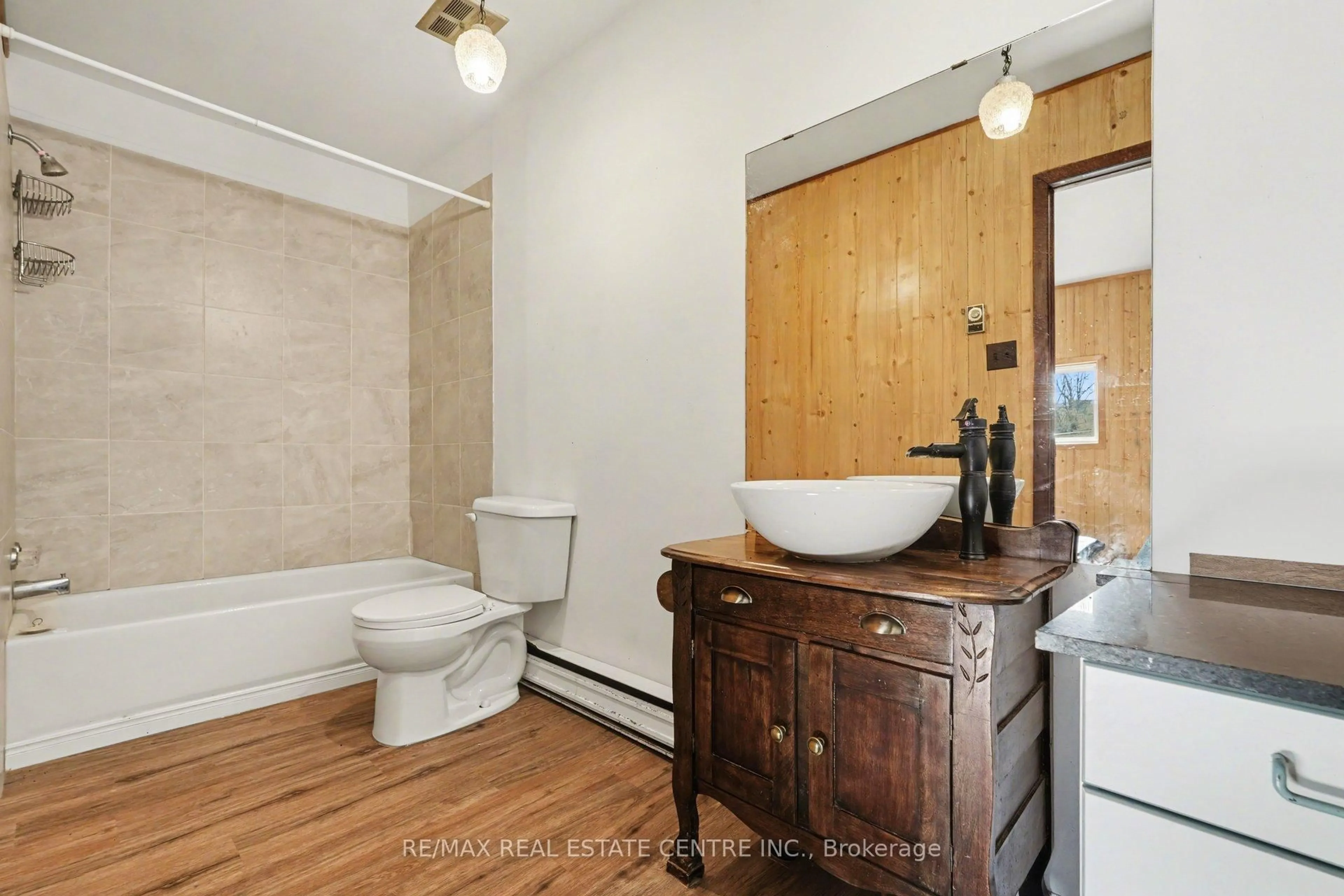 Standard bathroom, ceramic/tile floor for 84 Bank St, Renfrew Ontario K7V 2E2