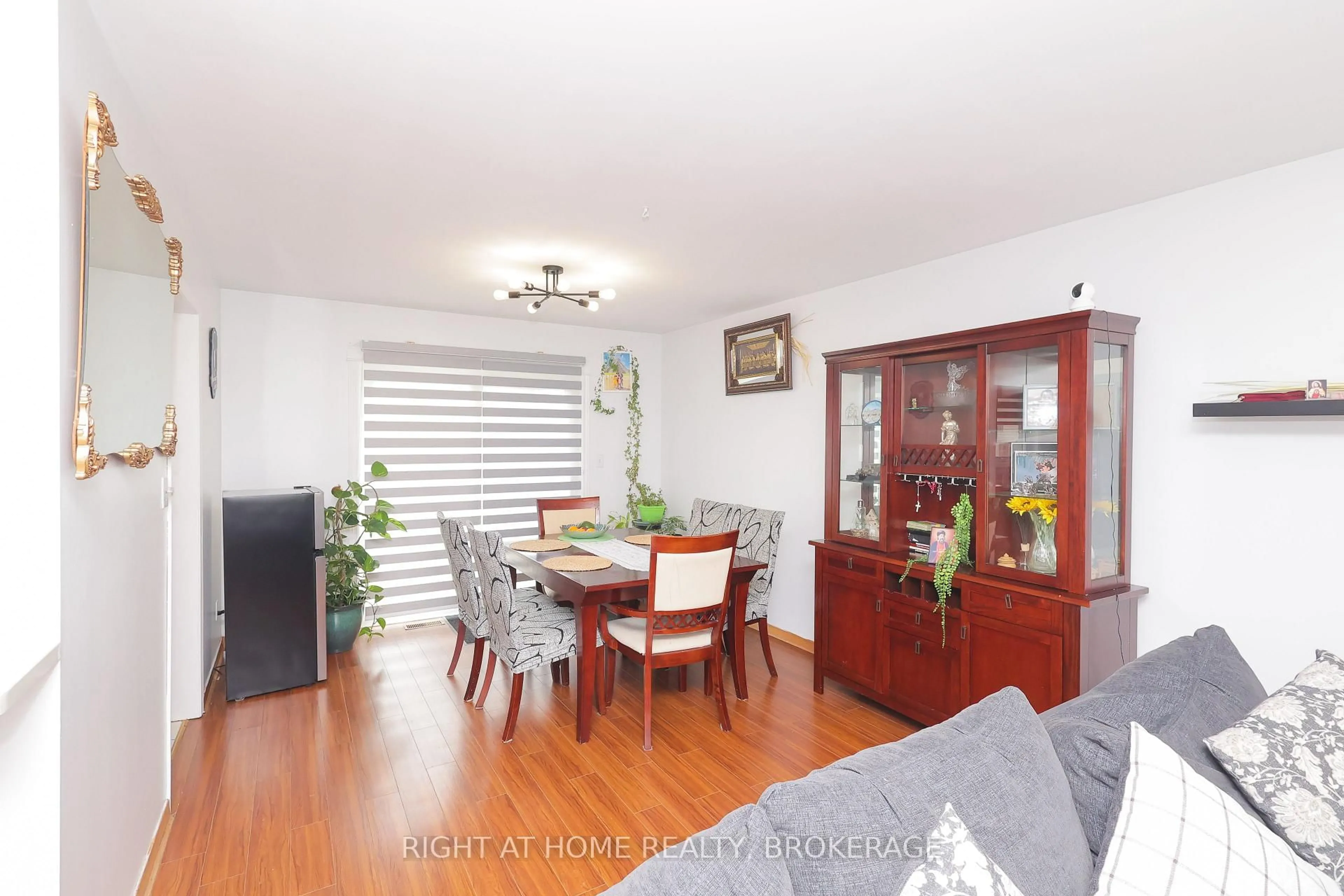 Dining room, wood/laminate floor for 7698 Mulhern St, Niagara Falls Ontario L2H 1B5
