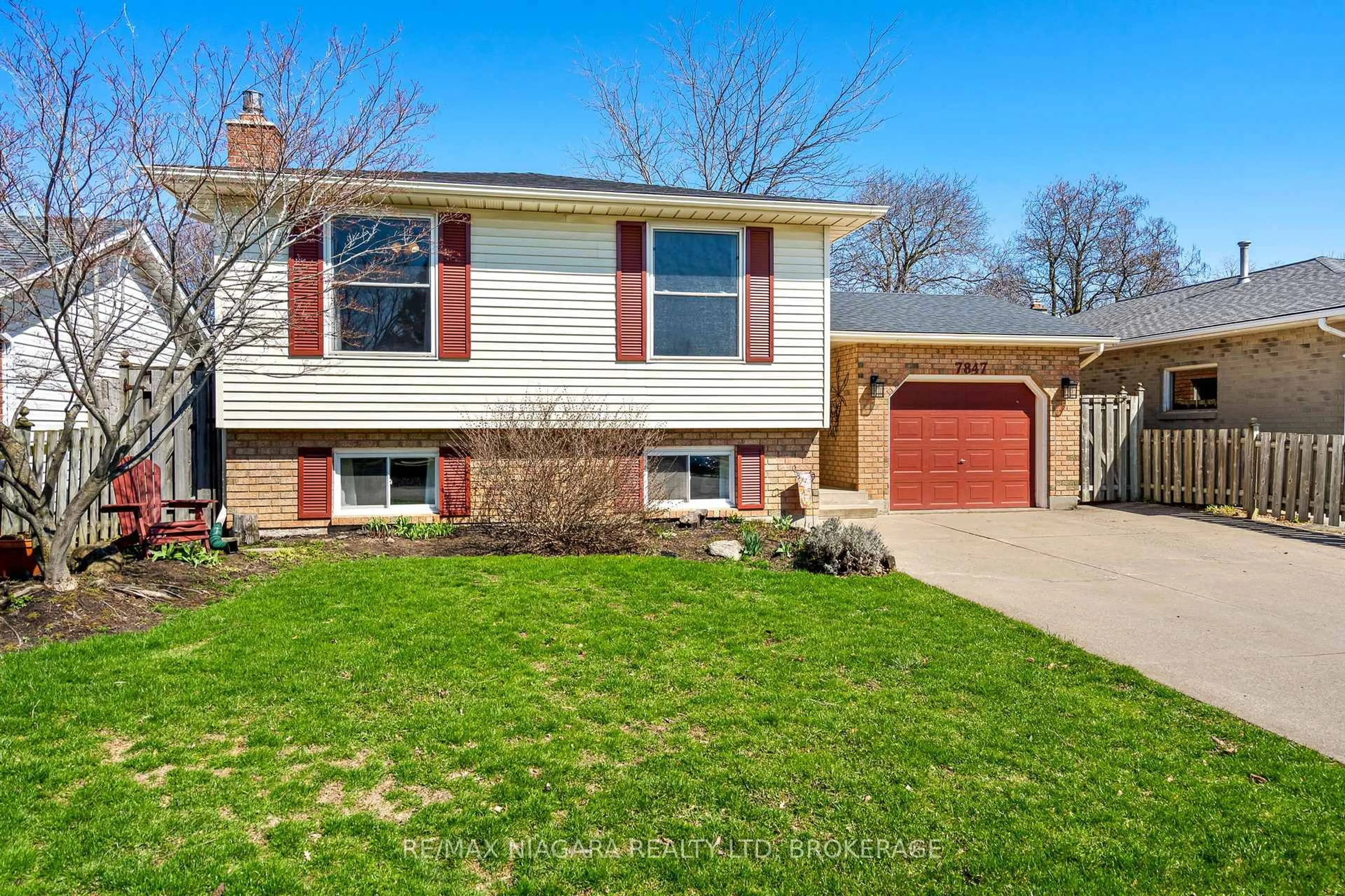 Home with brick exterior material, street for 7847 Swan St, Niagara Falls Ontario L2H 2P8