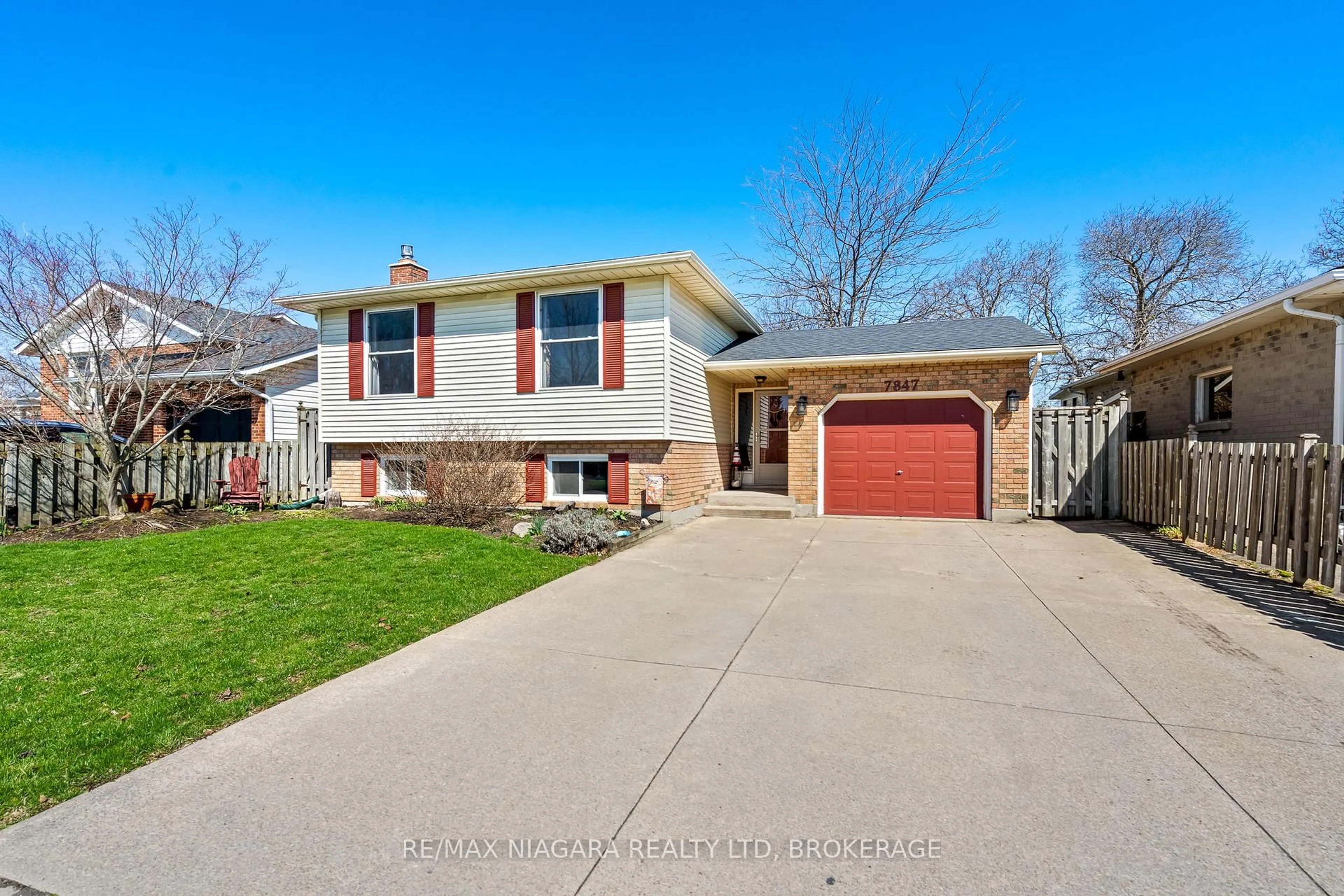 Home with brick exterior material, street for 7847 Swan St, Niagara Falls Ontario L2H 2P8