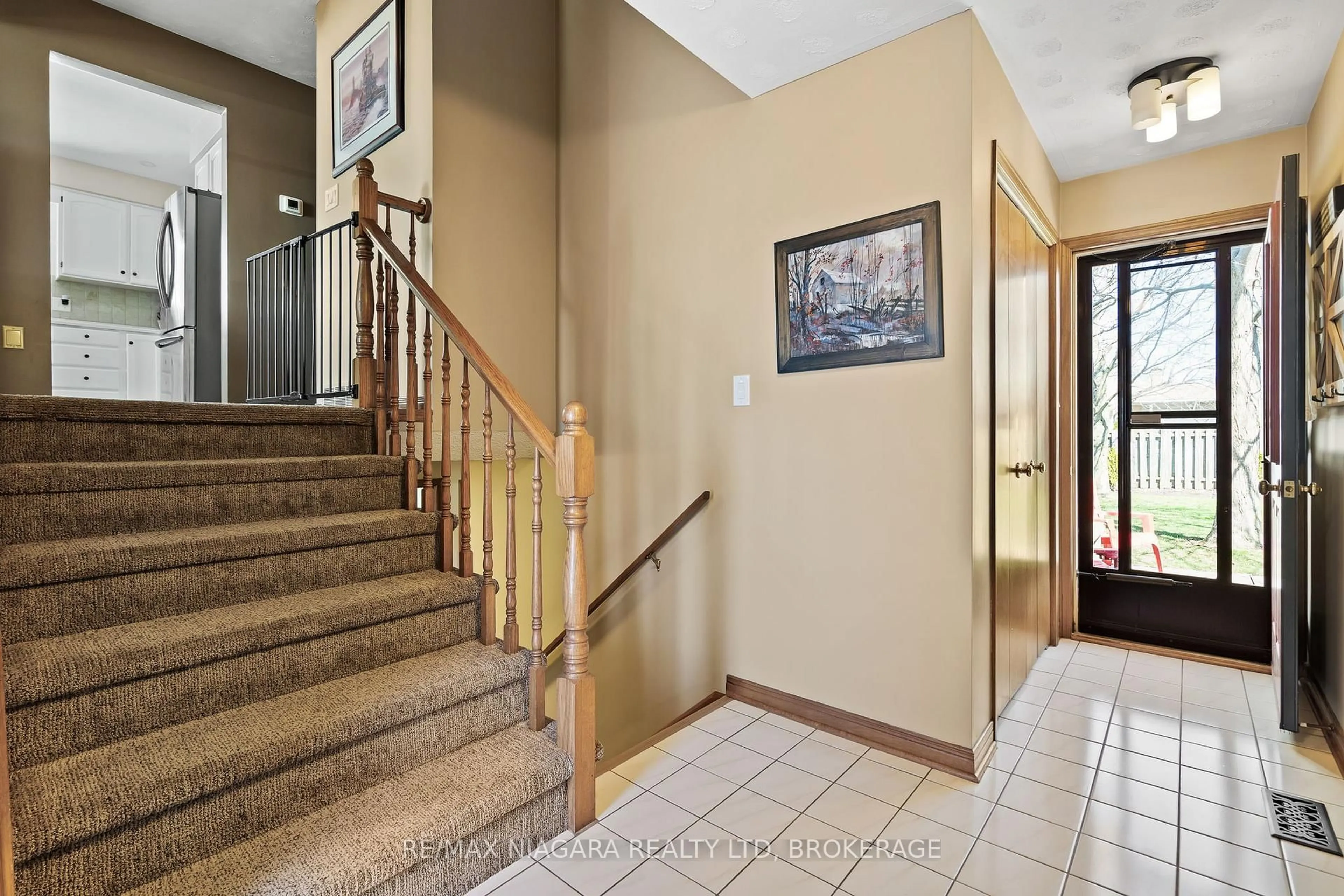 Indoor foyer for 7847 Swan St, Niagara Falls Ontario L2H 2P8
