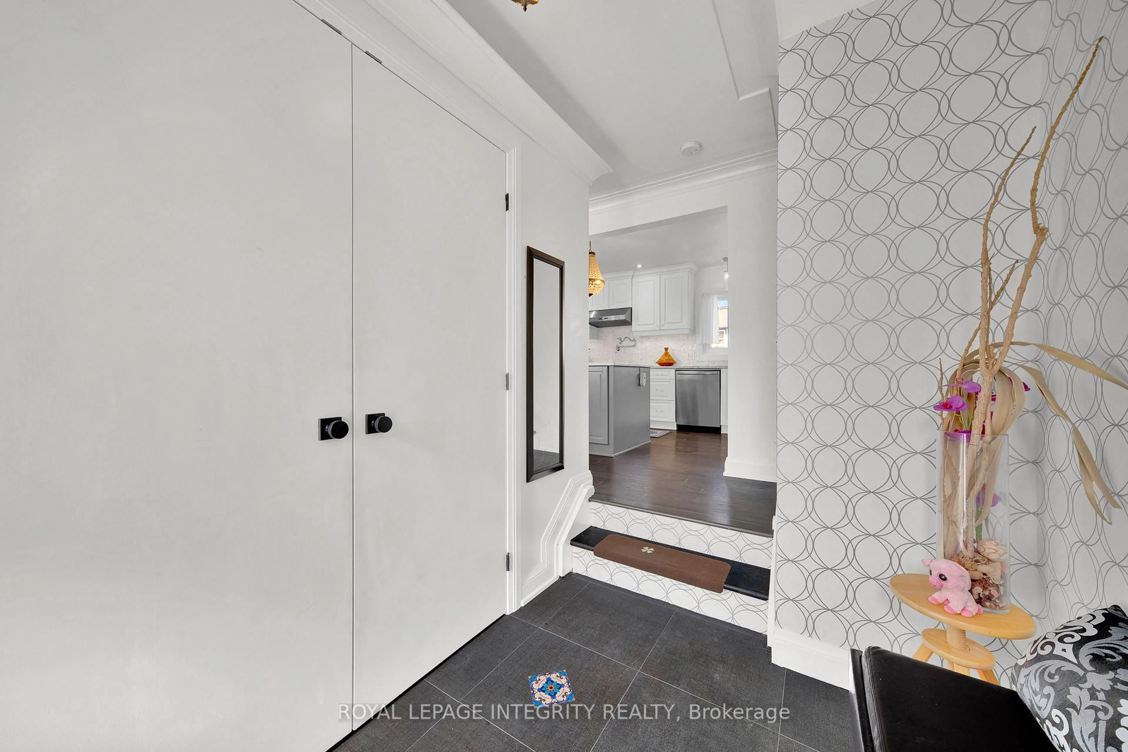 Indoor entryway for 9 Bellfield St, Ottawa Ontario K2B 6K6