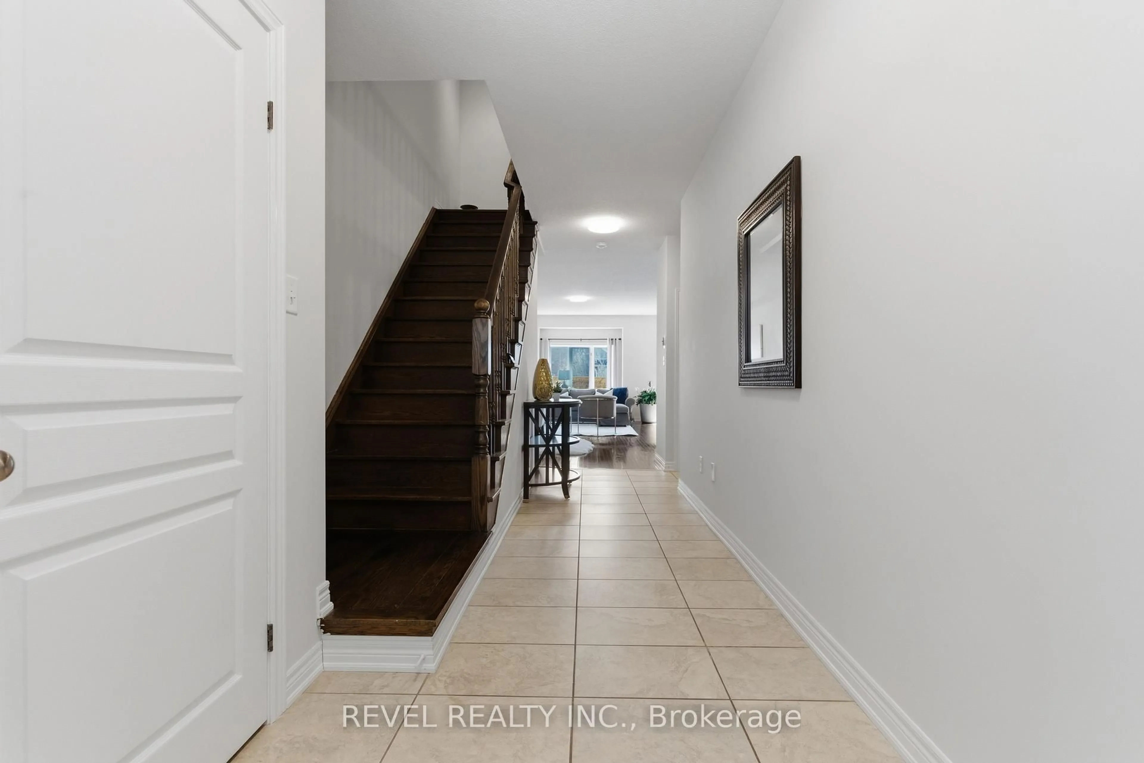 Indoor entryway for 7 FOREST VALLEY Cres, Hamilton Ontario L8H 0A7