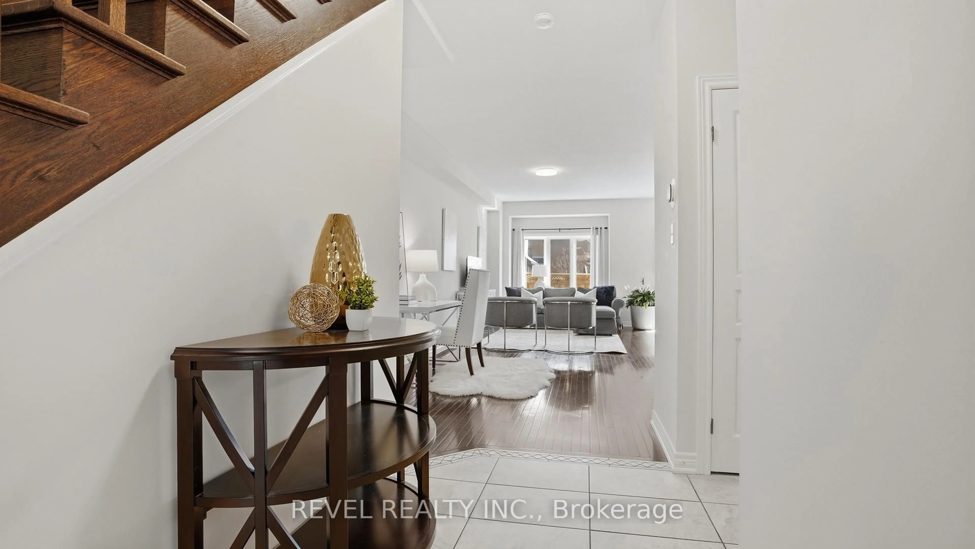 Indoor entryway for 7 FOREST VALLEY Cres, Hamilton Ontario L8H 0A7