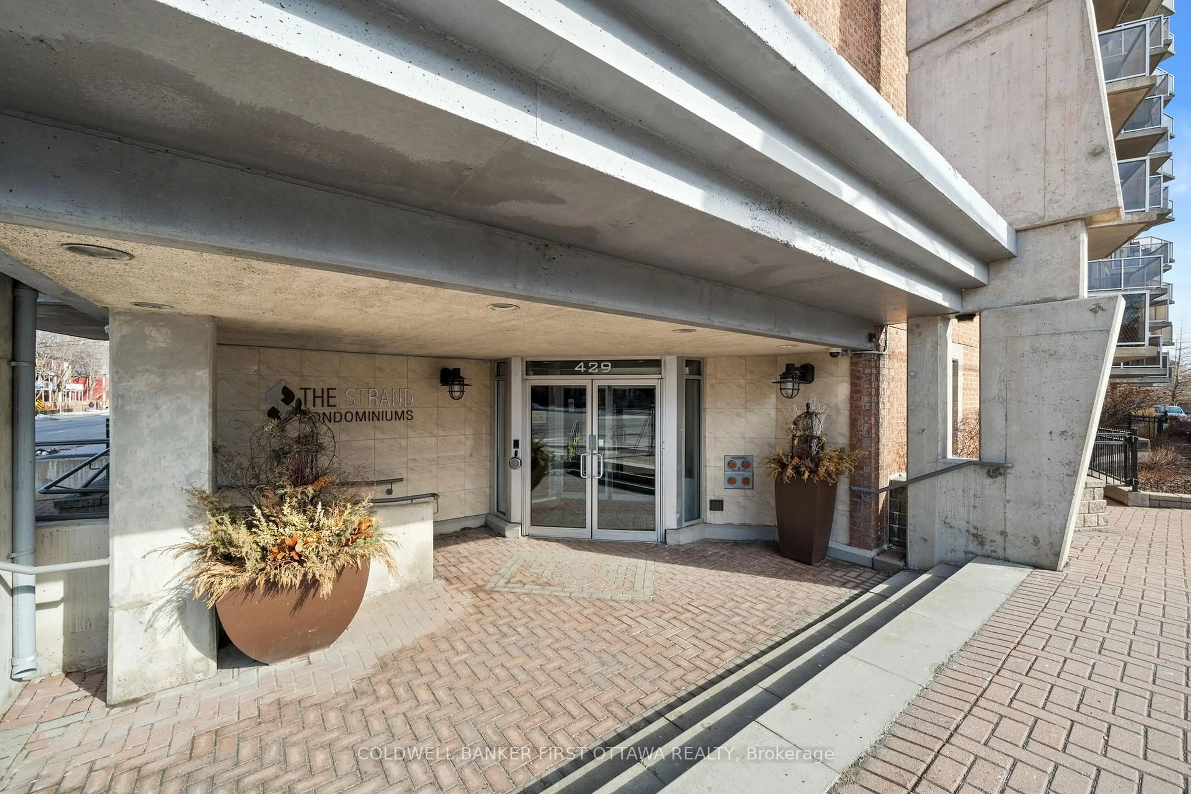 Indoor foyer for 429 Somerset St #412, Ottawa Ontario K2P 2P5