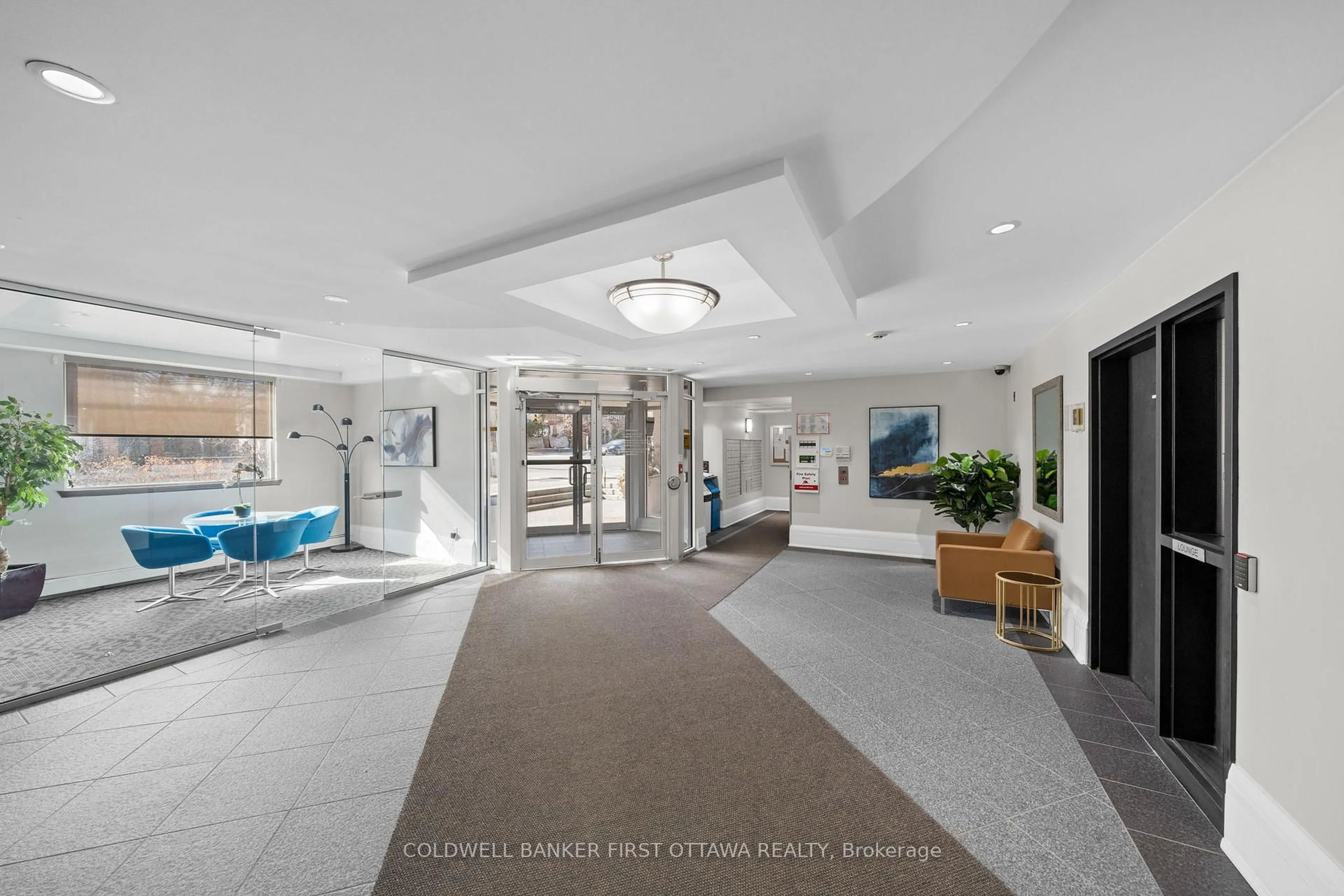 Indoor foyer for 429 Somerset St #412, Ottawa Ontario K2P 2P5