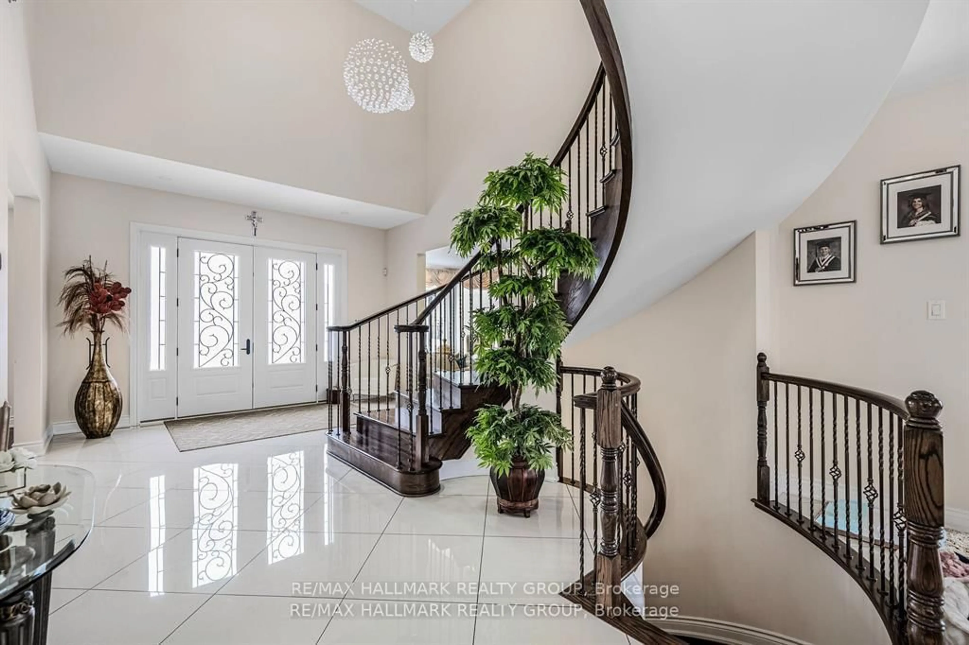 Indoor foyer for 699 Ballycastle Cres, Ottawa Ontario K1X 0A4
