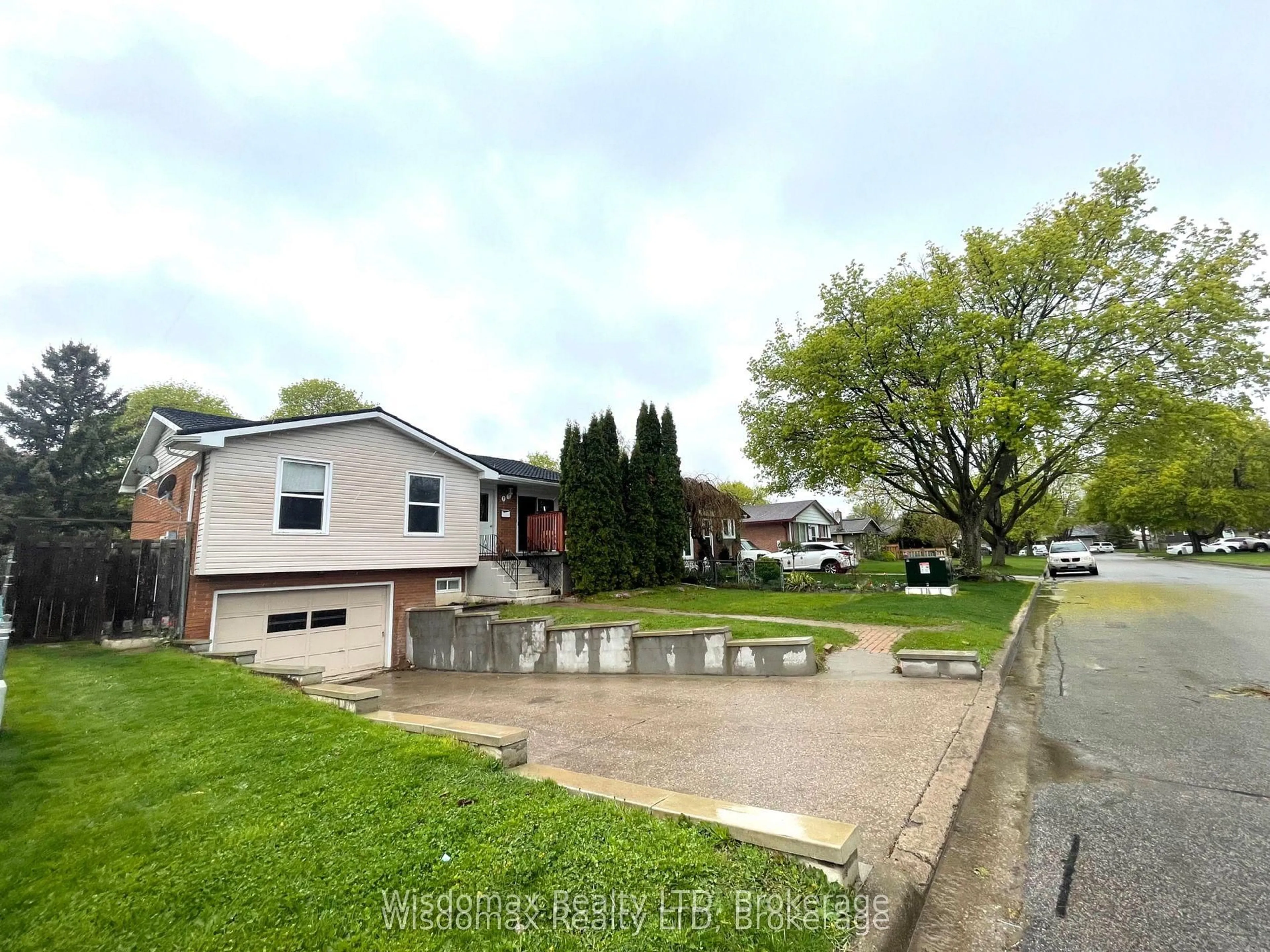 A pic from outside/outdoor area/front of a property/back of a property/a pic from drone, street for 7 GREENMEADOW Crt, St. Catharines Ontario L2P 1X7