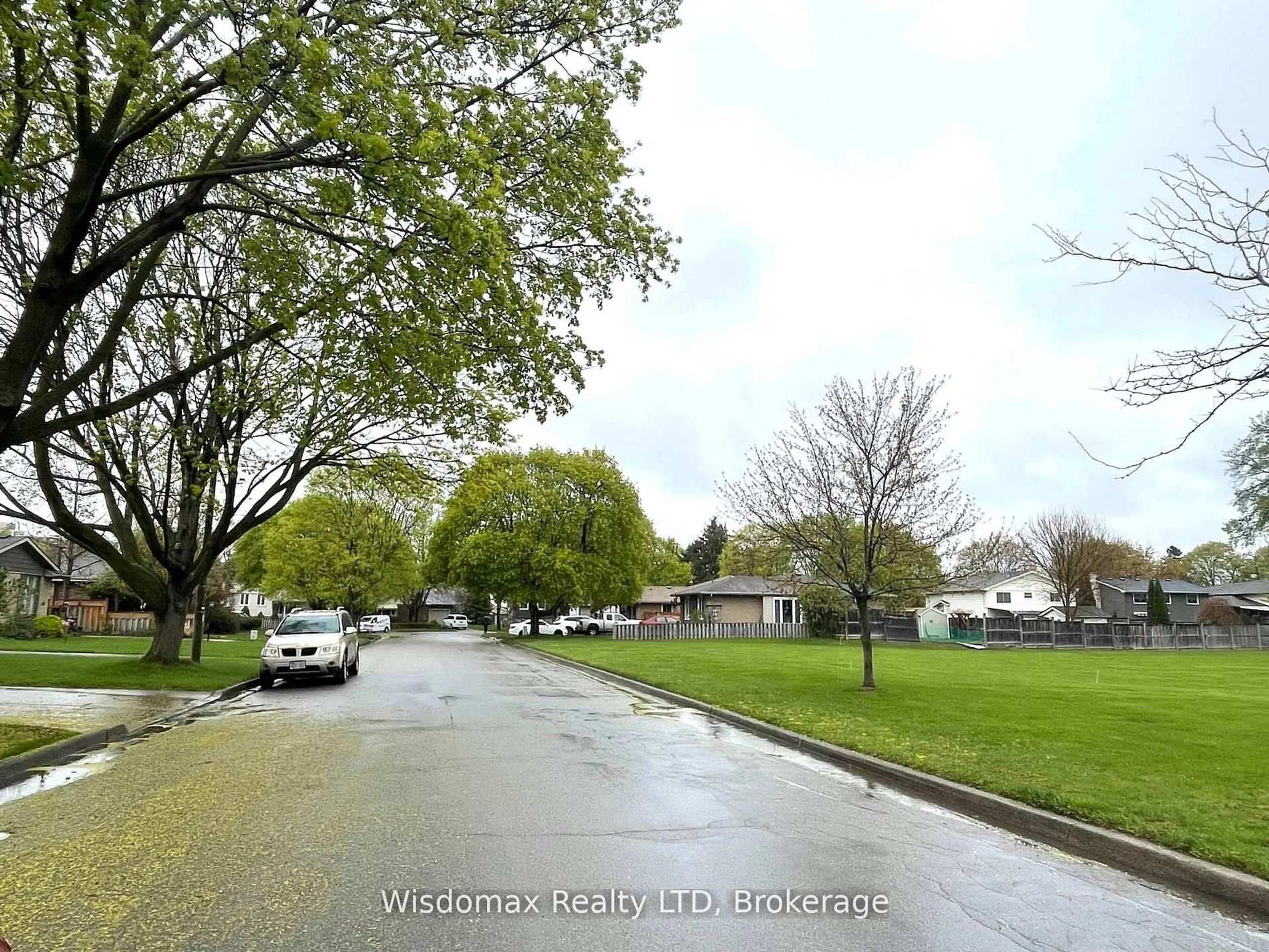 A pic from outside/outdoor area/front of a property/back of a property/a pic from drone, street for 7 GREENMEADOW Crt, St. Catharines Ontario L2P 1X7