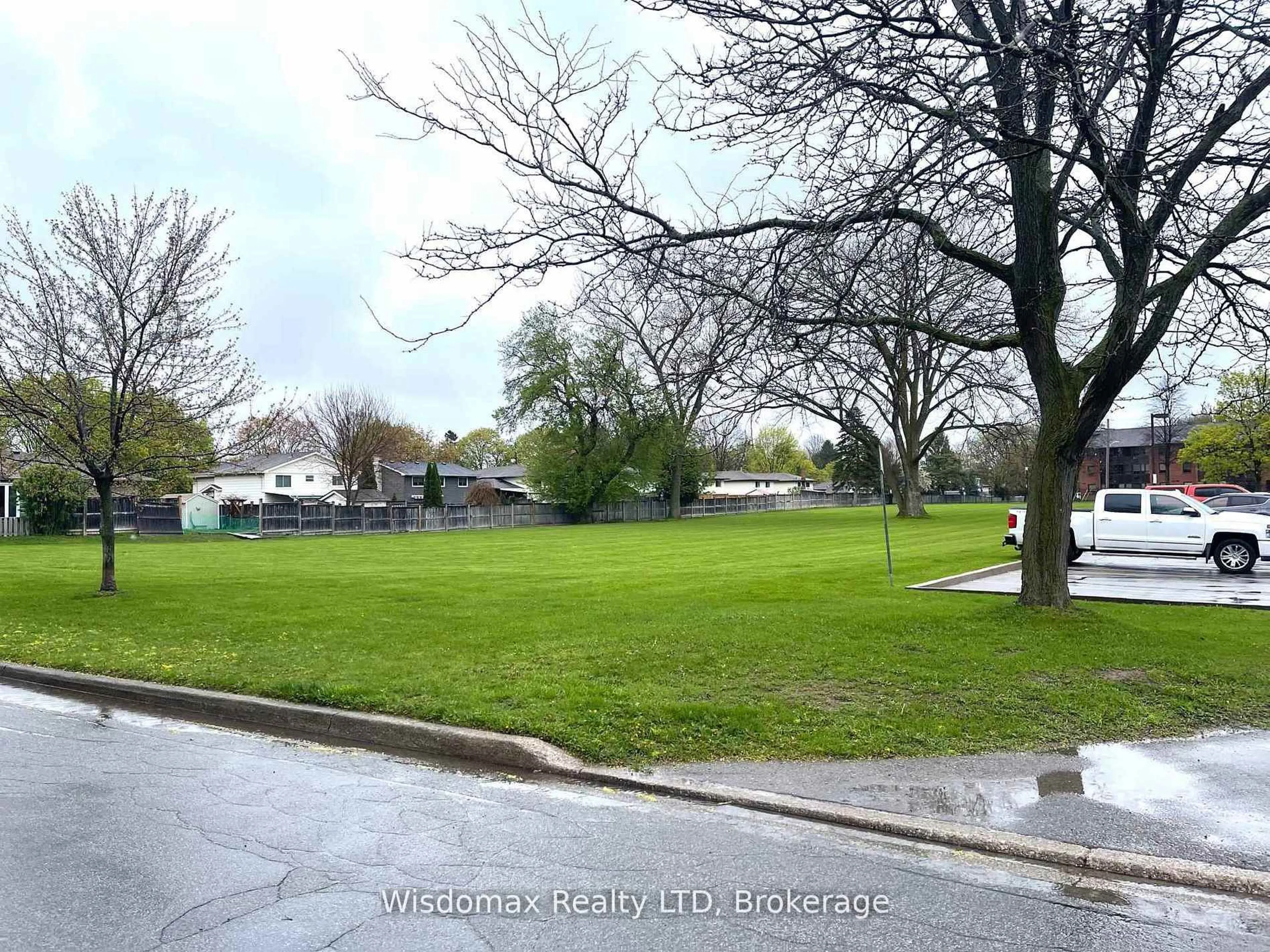A pic from outside/outdoor area/front of a property/back of a property/a pic from drone, street for 7 GREENMEADOW Crt, St. Catharines Ontario L2P 1X7