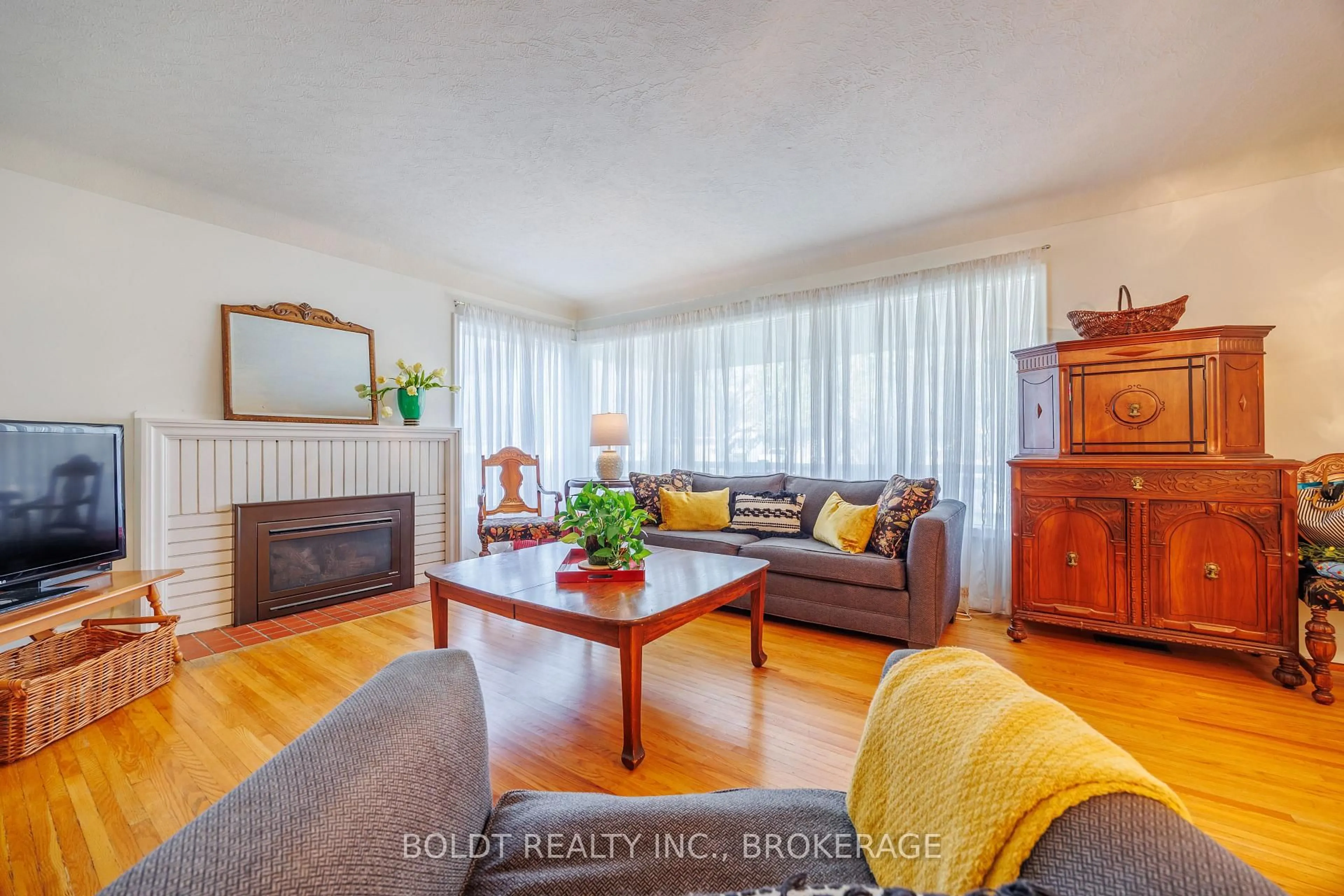 Living room with furniture, wood/laminate floor for 6 Mountainview Dr, St. Catharines Ontario L2T 3H4