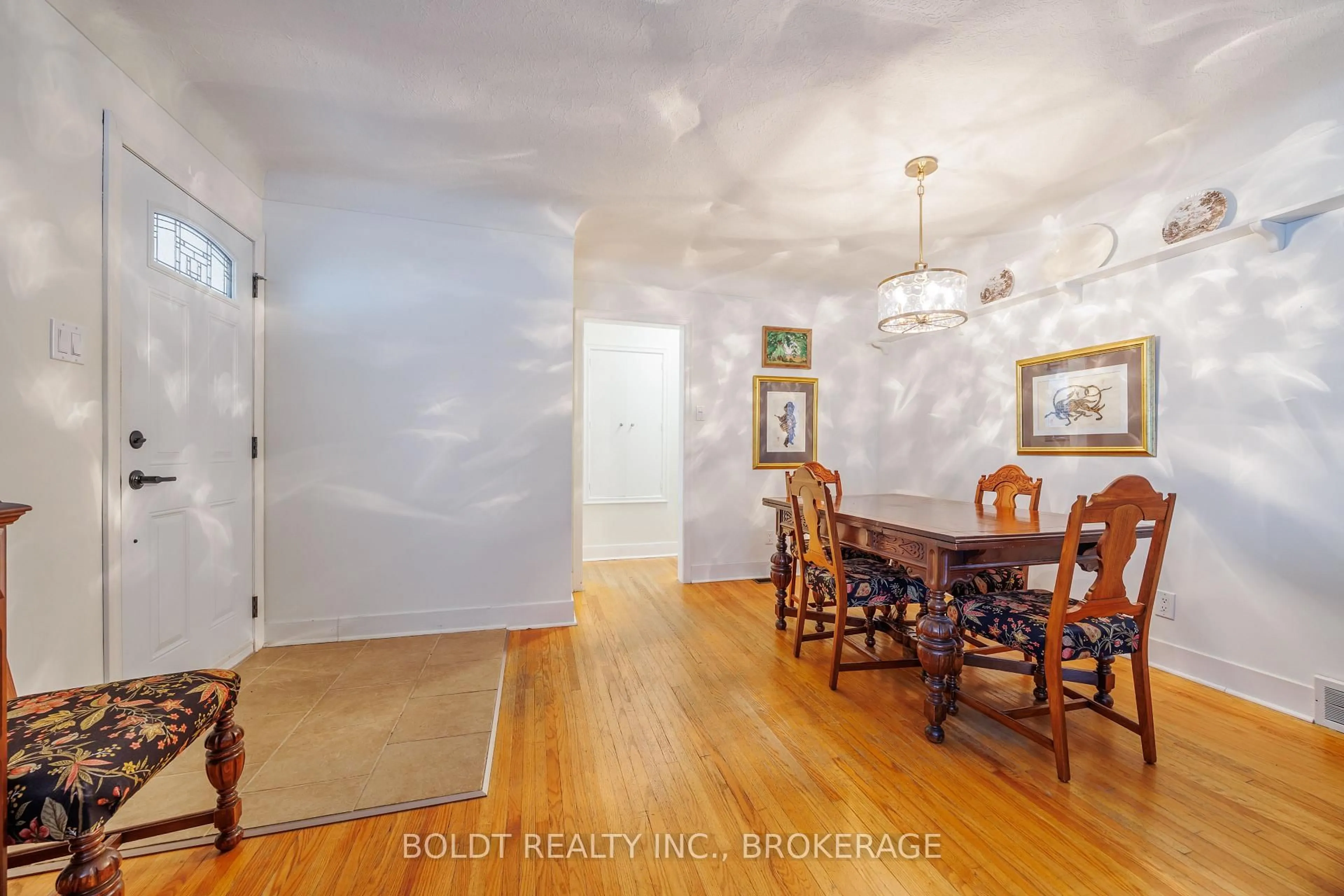 Dining room, floor is not visible for 6 Mountainview Dr, St. Catharines Ontario L2T 3H4