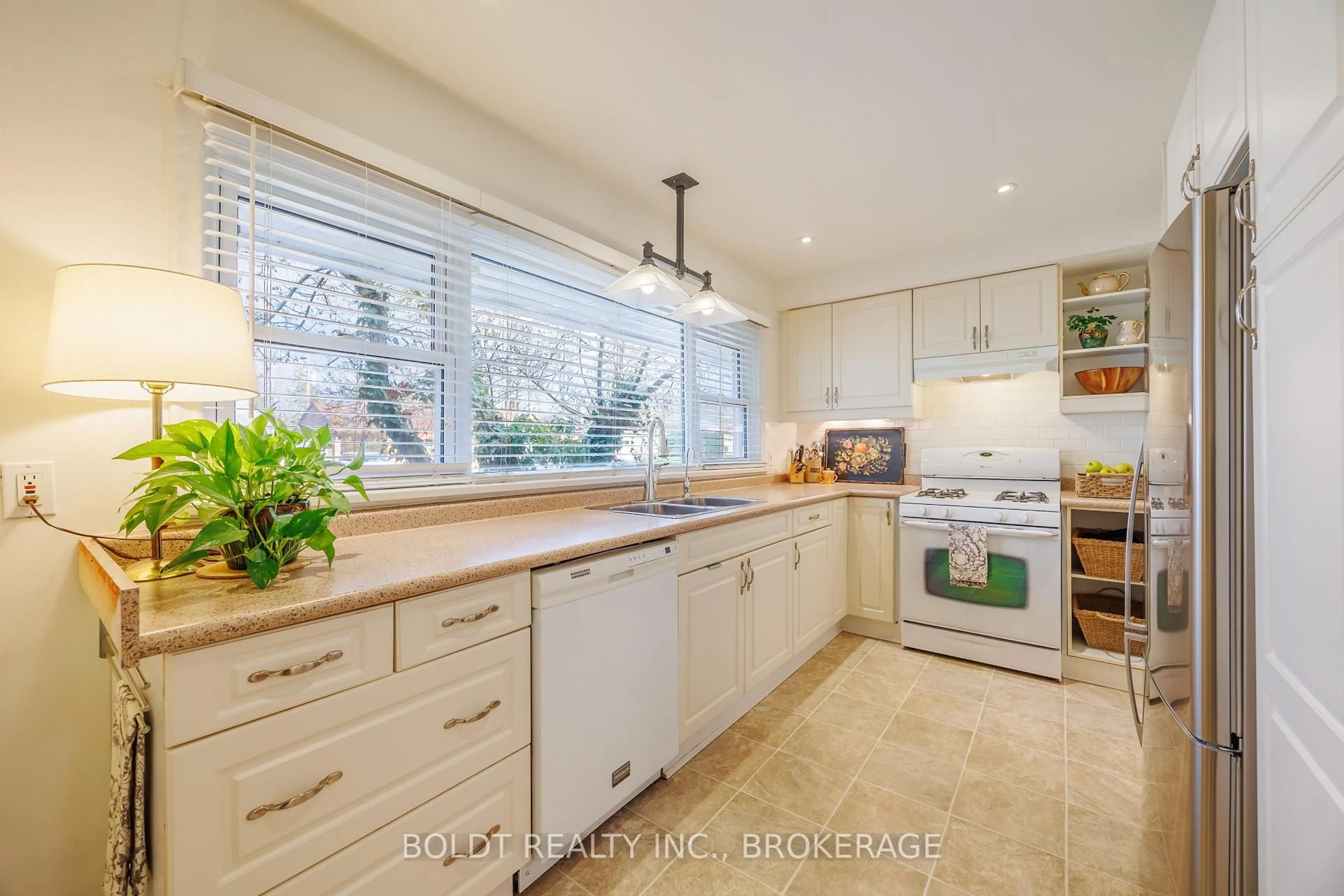 Contemporary kitchen, unknown for 6 Mountainview Dr, St. Catharines Ontario L2T 3H4